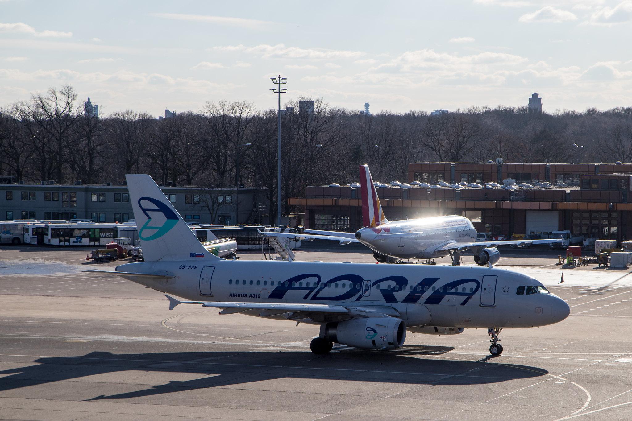 Flughafen Berlin Tegel (TXL): Adria Airways (JP / ADR) | Airbus A319-132 A319 | S5-AAP | MSN 4282