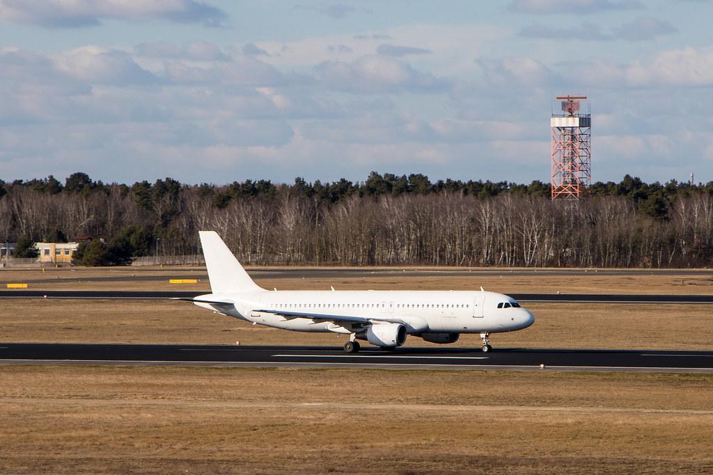 Flughafen Berlin Tegel (TXL): Weißes Flugzeug
