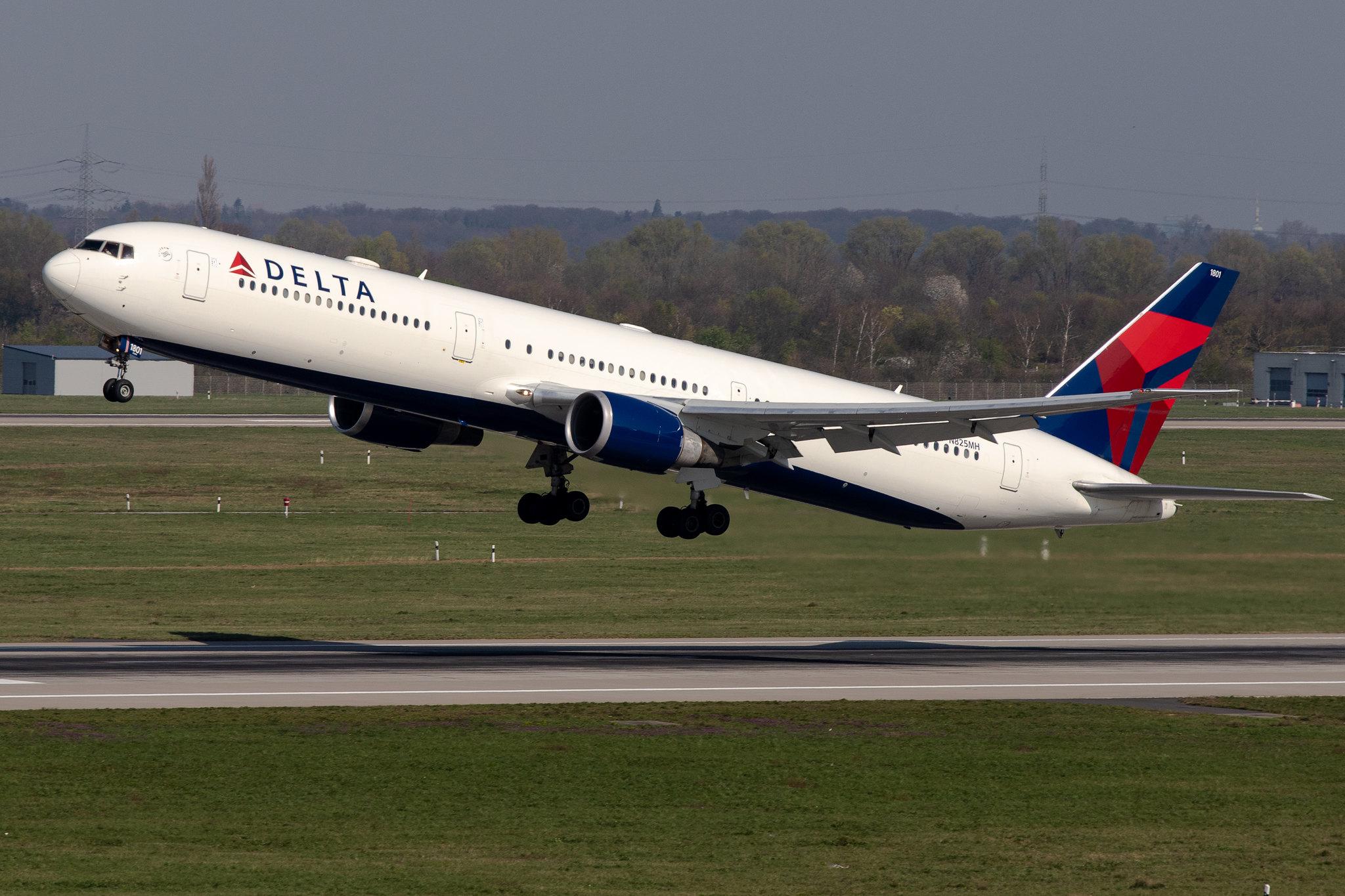 Düsseldorf Airport: Delta Air Lines (DL / DAL) |  Boeing 767-432(ER) B764 | N825MH | MSN 29703