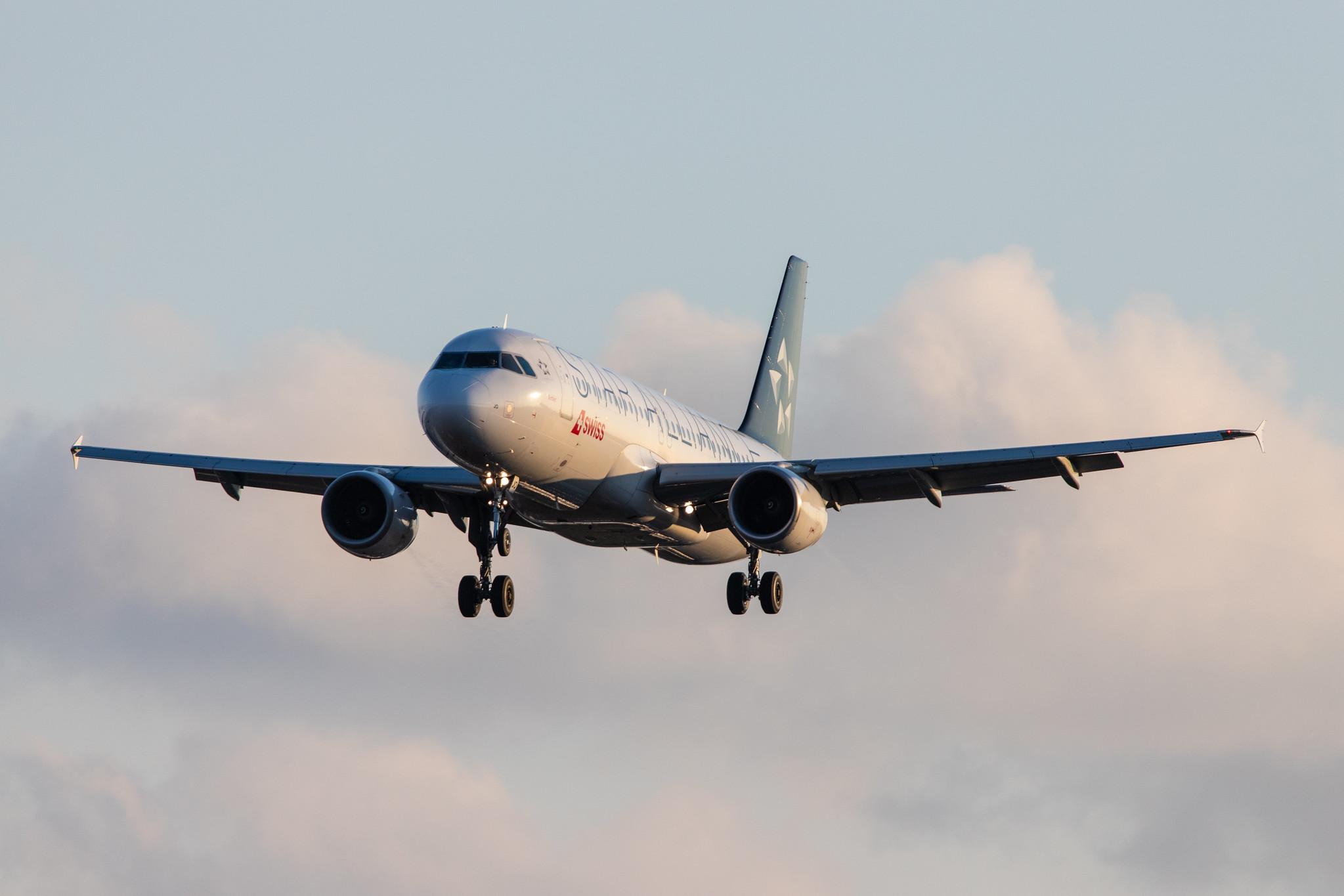 Hamburg Airport: Swiss (LX / SWR) |  Livery: Star Alliance Livery |  Airbus A320-214 A320 | HB-IJO | MSN 0673