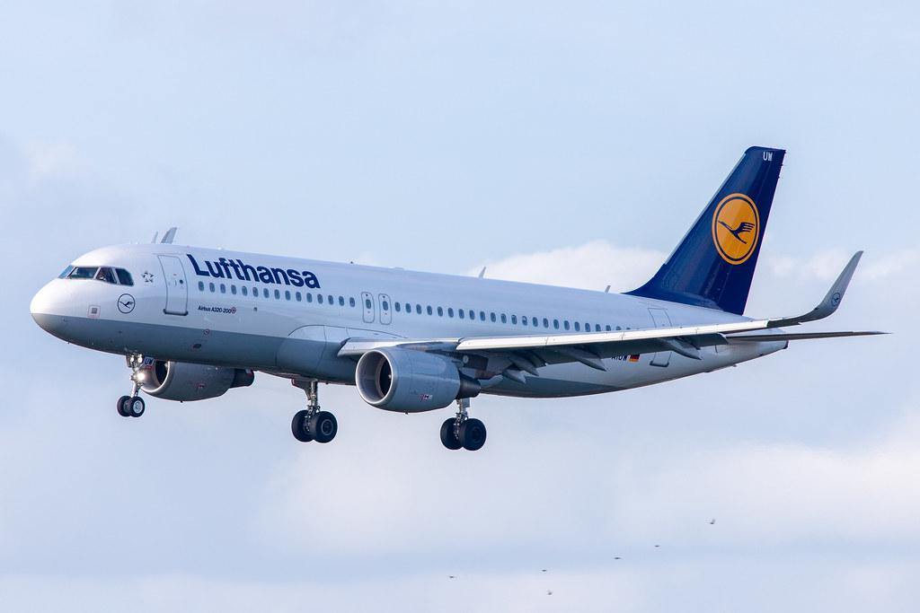 Hamburg Airport: Lufthansa Airbus A320-214 A320 D-AIUW
