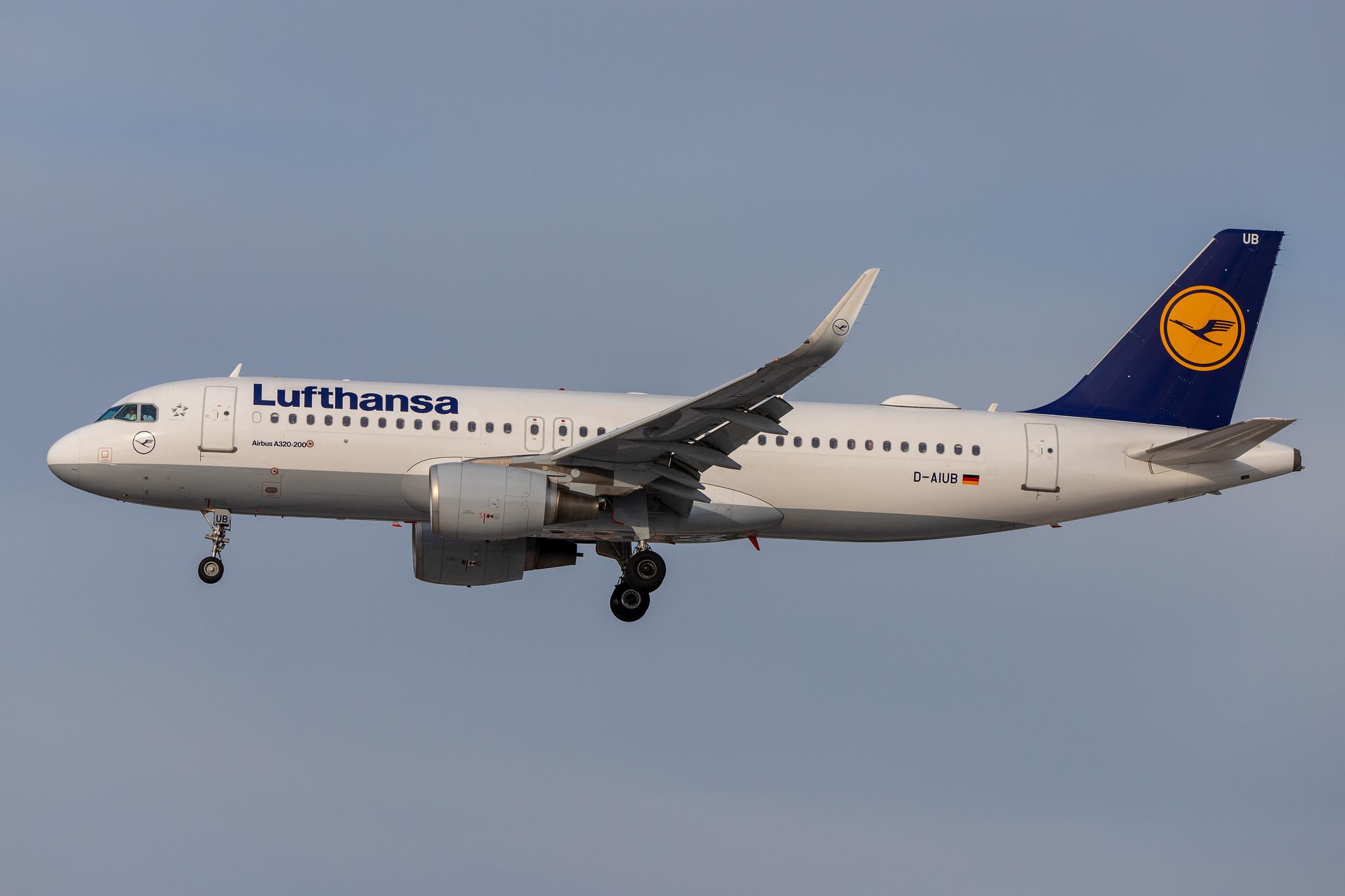 Hamburg Airport: Lufthansa (LH / DLH) |  Airbus A320-214 A320 | D-AIUB | MSN 5972