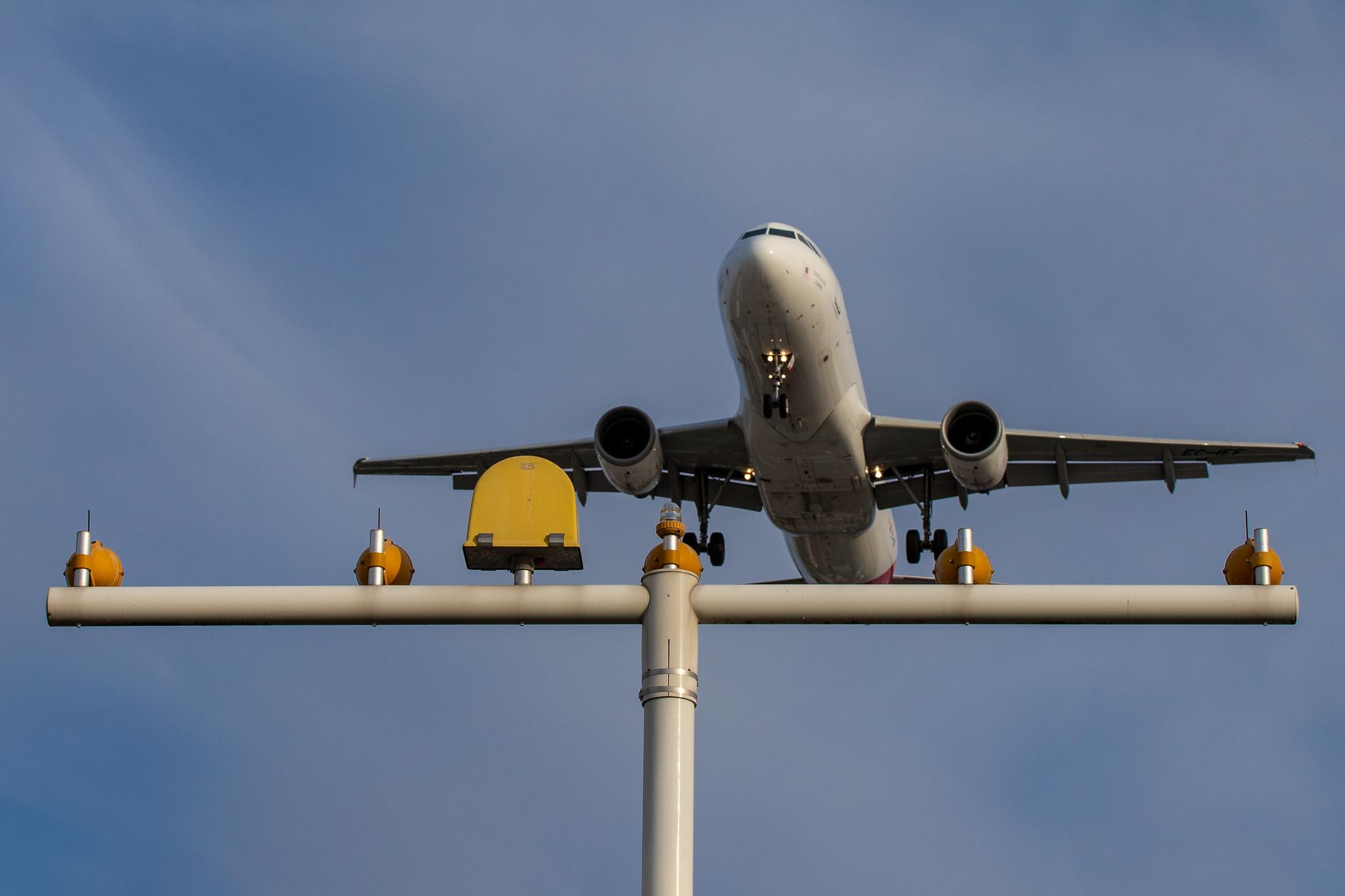 Hamburg Airport: Iberia (IB / IBE) |  Airbus A320-214 A320 | EC-IEF | MSN 1655