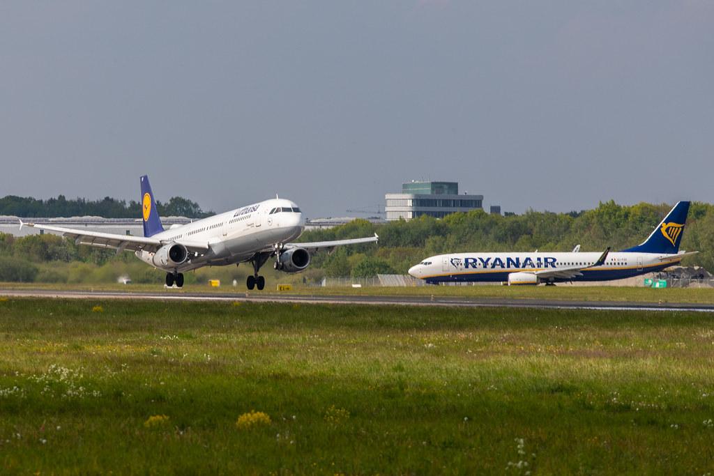 Hamburg Airport: Lufthansa (LH / DLH) |  Airbus A321-131 A321 | D-AIRF | MSN 0493