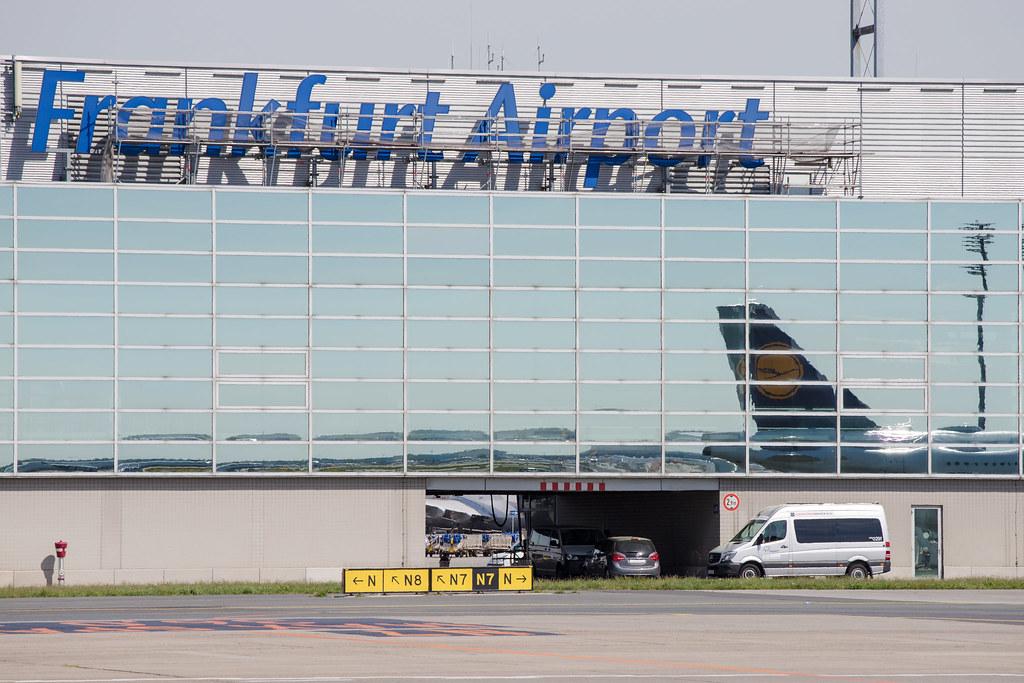 Frankfurt Airport: Lufthansa in einer Spiegelung