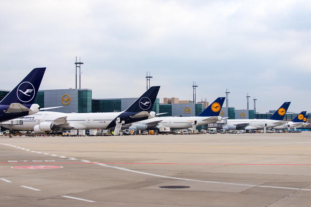 Frankfurt Airport: Lufthansa Maschinen am Terminal