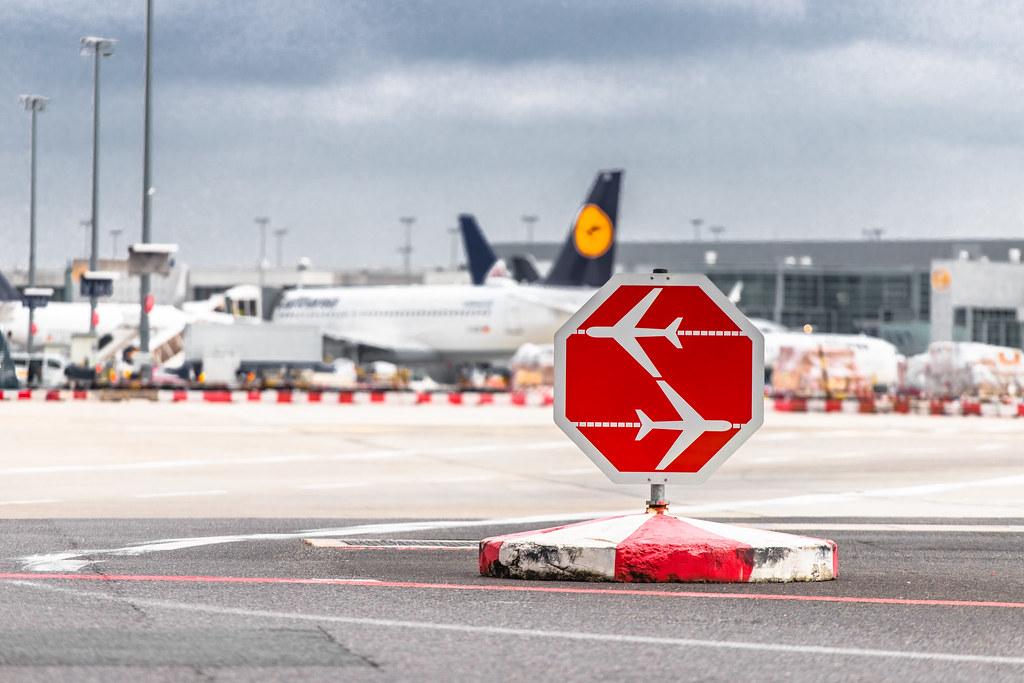 Frankfurt Airport: Lufthansa Maschinen am Terminal