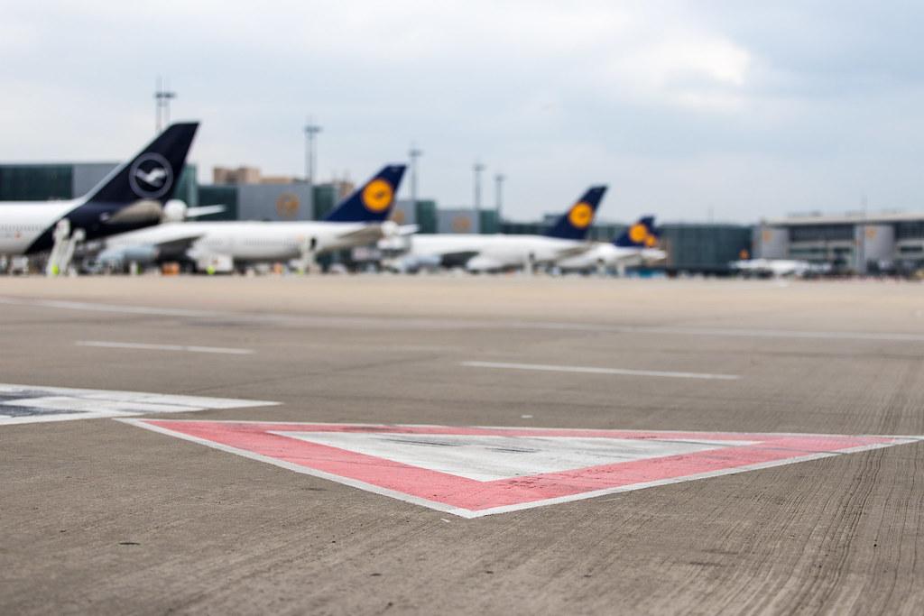 Frankfurt Airport: Lufthansa Maschinen am Terminal
