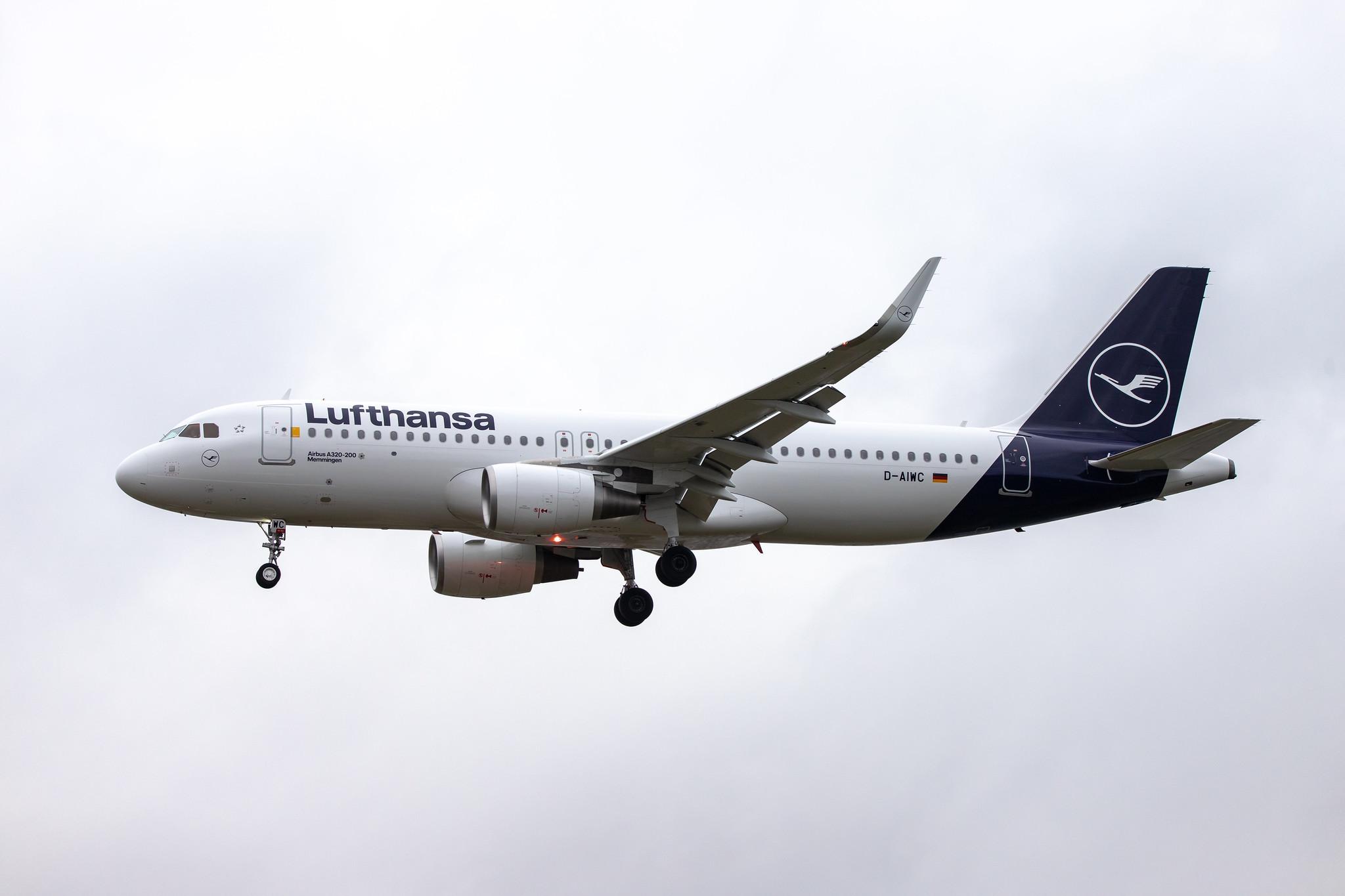 London Heathrow Airport: Lufthansa (LH / DLH) |  Airbus A320-214 A320 | D-AIWC | MSN 8667
