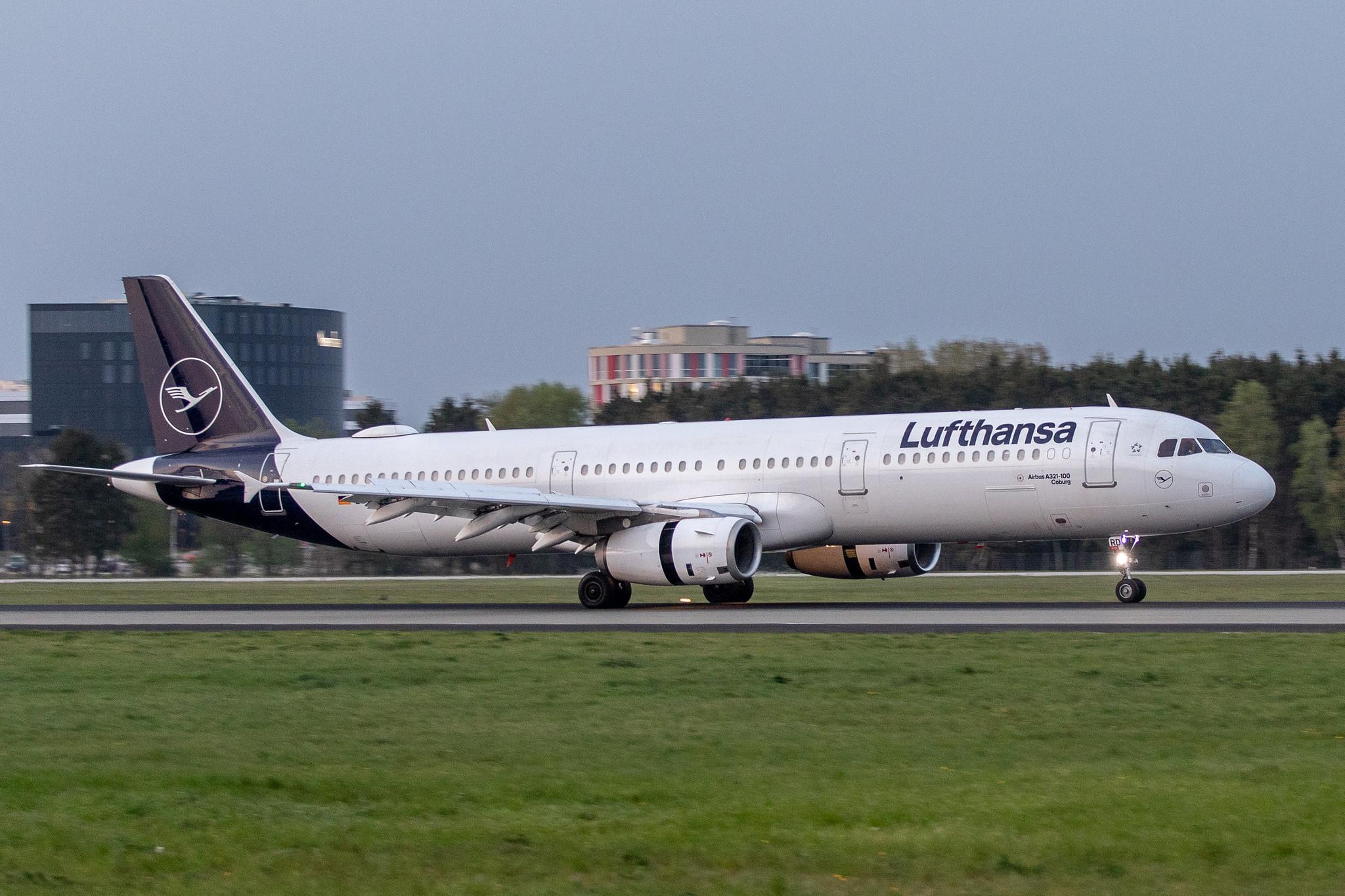 Hamburg Airport: Lufthansa (LH / DLH) |  Airbus A321-131 A321 | D-AIRD | MSN 0474