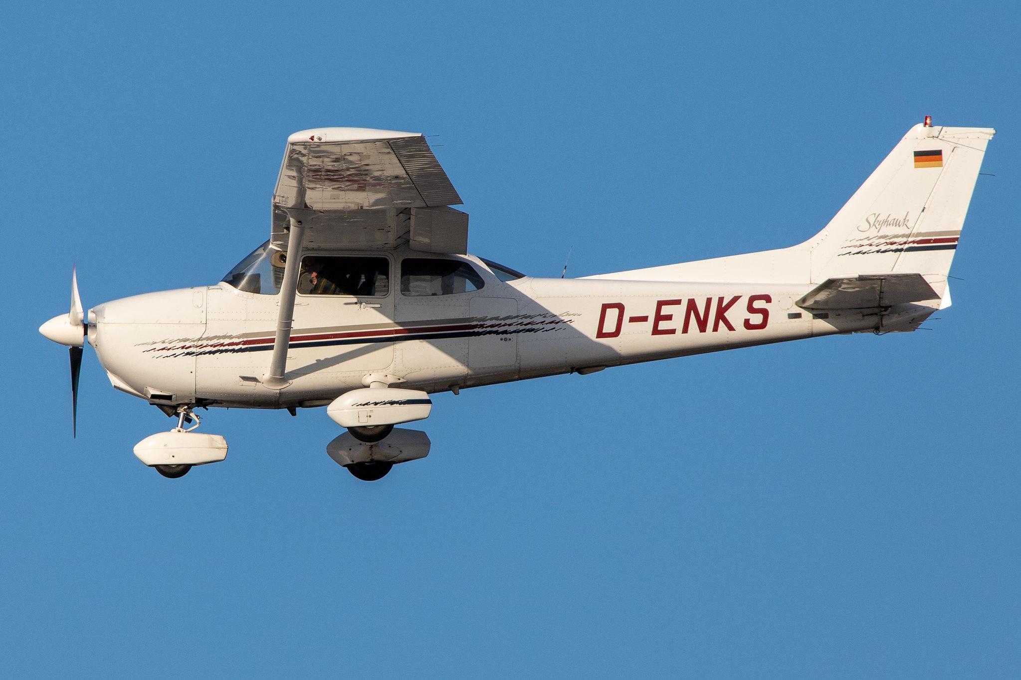 Hamburg Airport: Hanseatischer Fliegerclub Hamburg |  Cessna 172R C172 | D-ENKS | MSN 172-80136