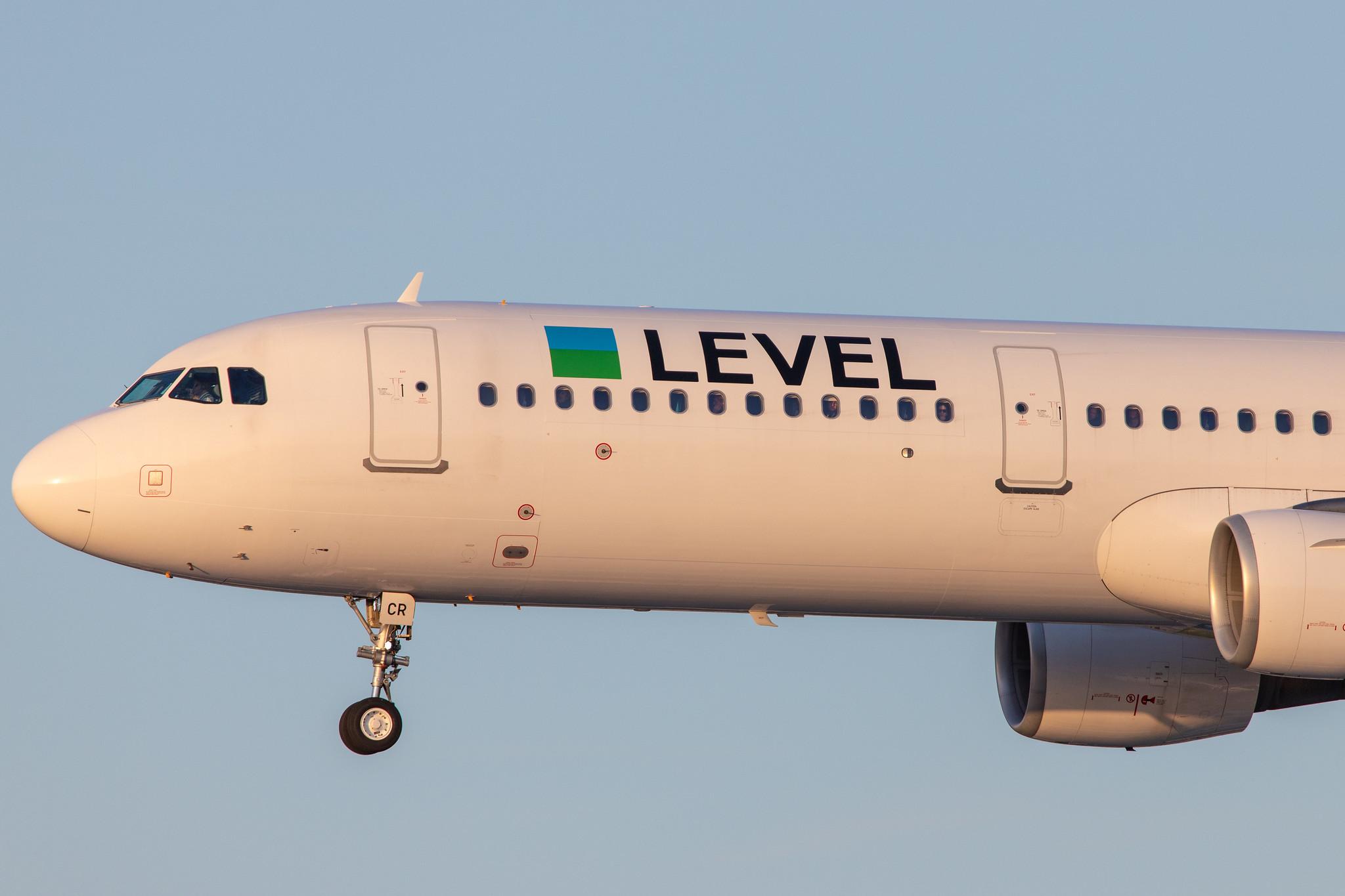 Hamburg Airport: LEVEL (VK / FOO) | Airbus A321-211 A321 | OE-LCR | MSN 6719