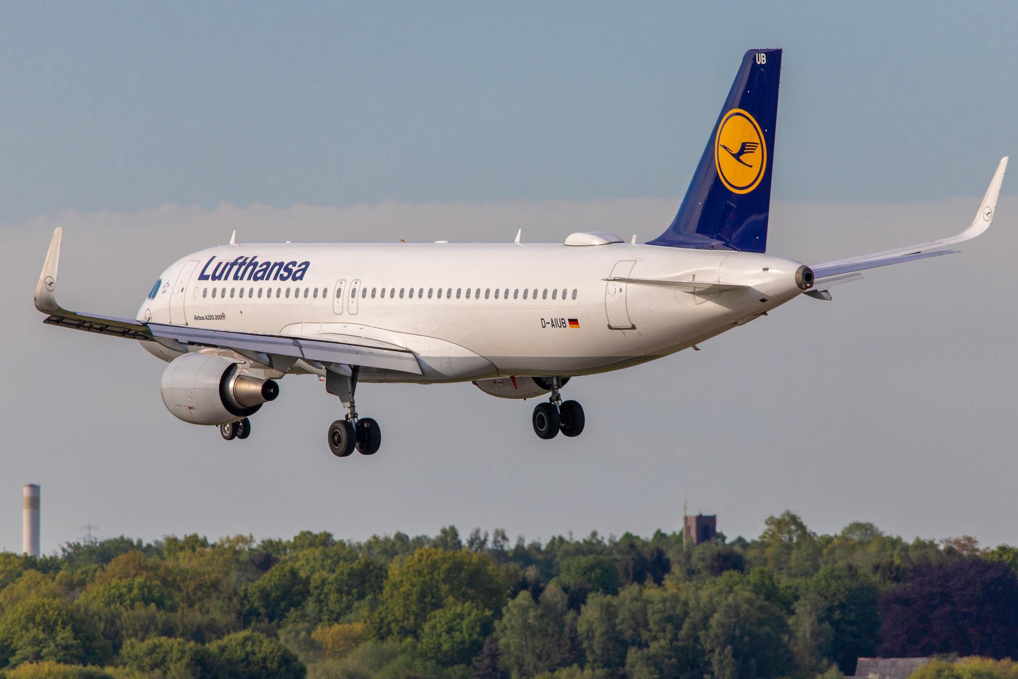 Hamburg Airport: Lufthansa (LH / DLH) |  Airbus A320-214 A320 | D-AIUB | MSN 5972