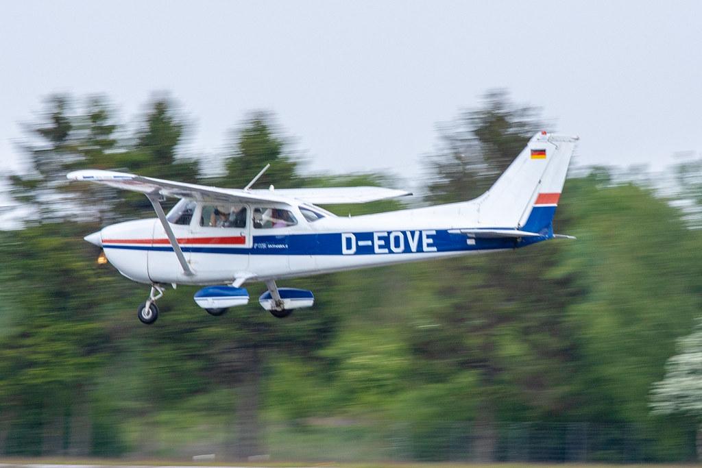 Hamburg Airport: Flugschule Hamburg |  Cessna F172N C172 | D-EOVE | MSN 1636
