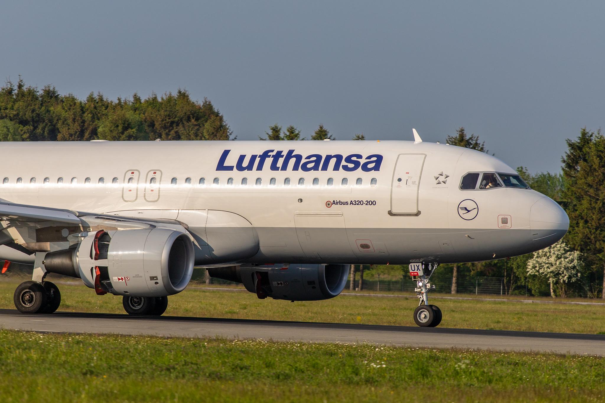 Hamburg Airport: Lufthansa (LH / DLH) |  Airbus A320-214 A320 | D-AIUX | MSN 7256