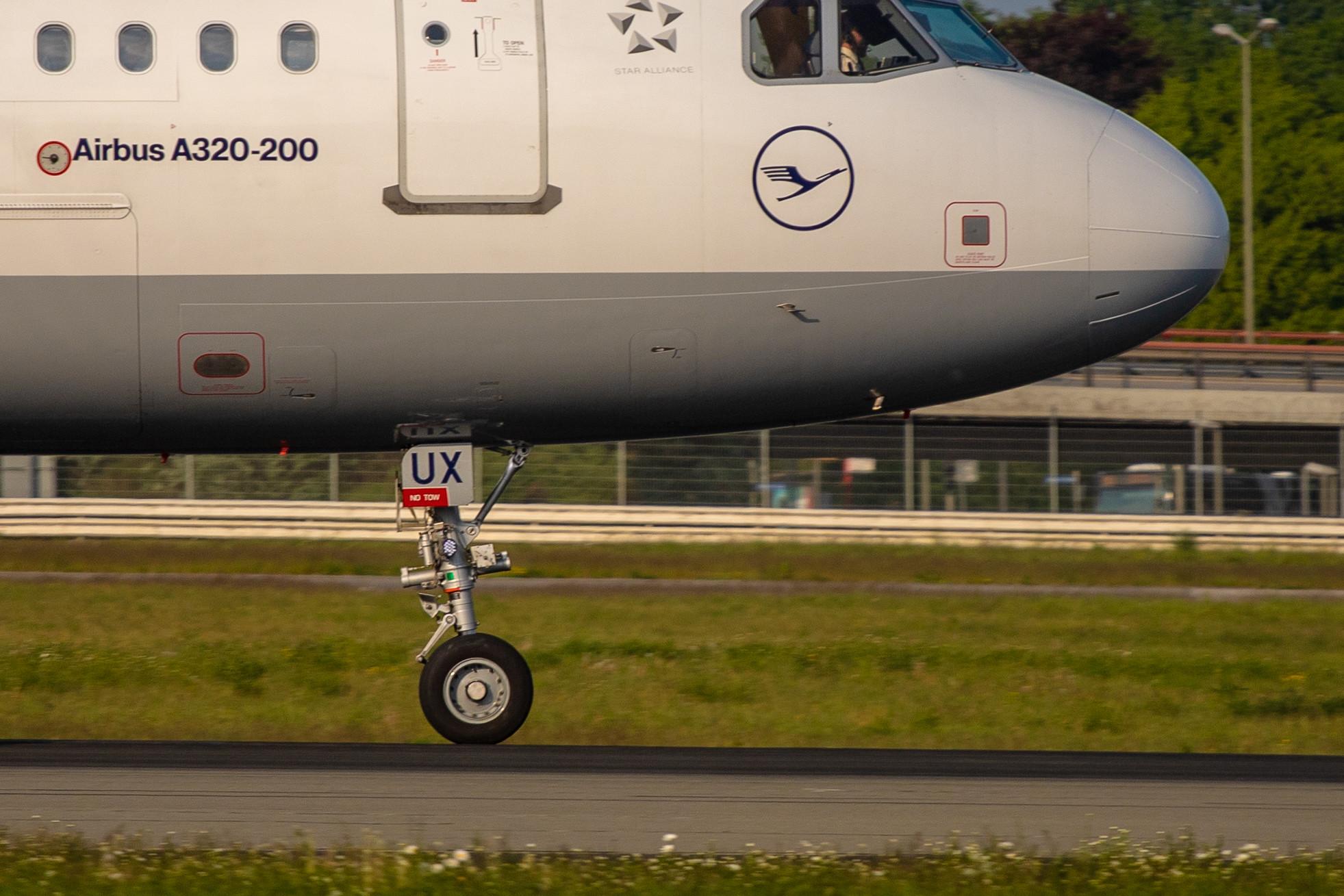 Hamburg Airport: Lufthansa (LH / DLH) |  Airbus A320-214 A320 | D-AIUX | MSN 7256