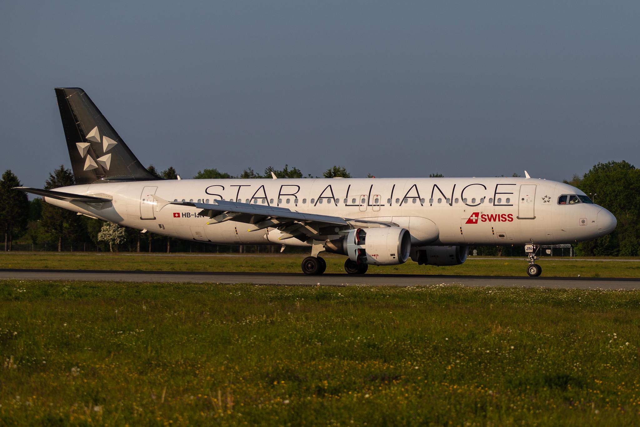 Hamburg Airport: Swiss (LX / SWR) |  Livery: Star Alliance Livery |  Airbus A320-214 A320 | HB-IJN | MSN 0643