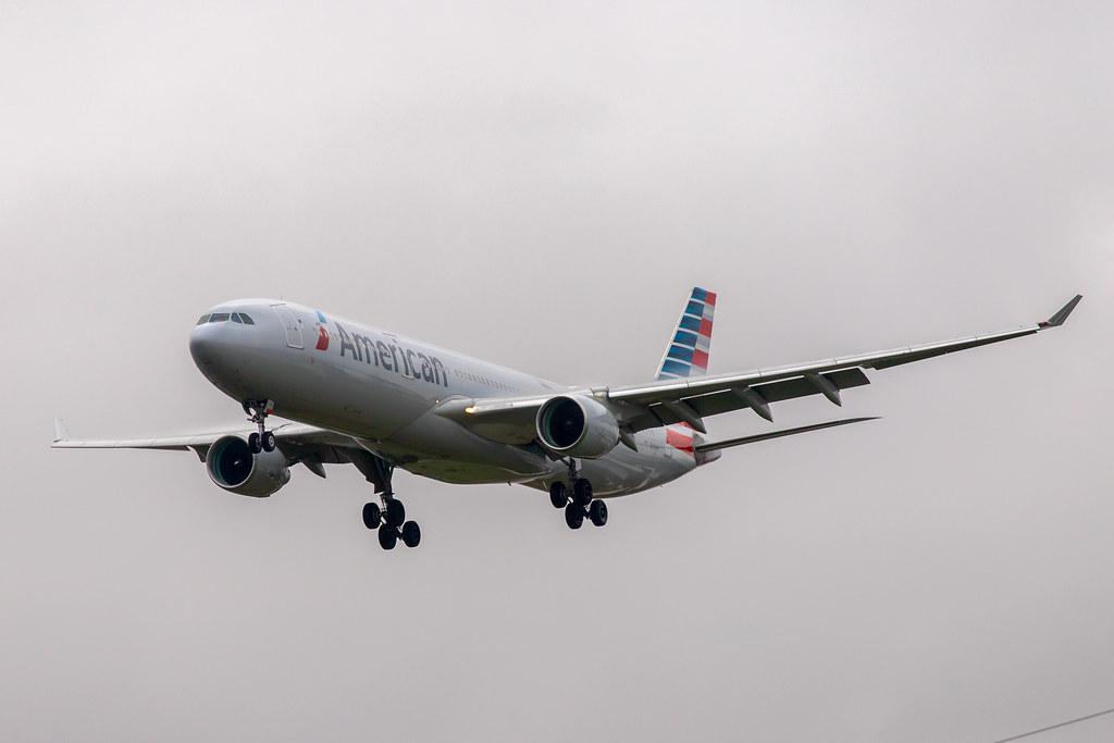 London Heathrow Airport: American Airlines (AA / AAA) |  Airbus A330-323 A333 | N276AY | MSN 0375