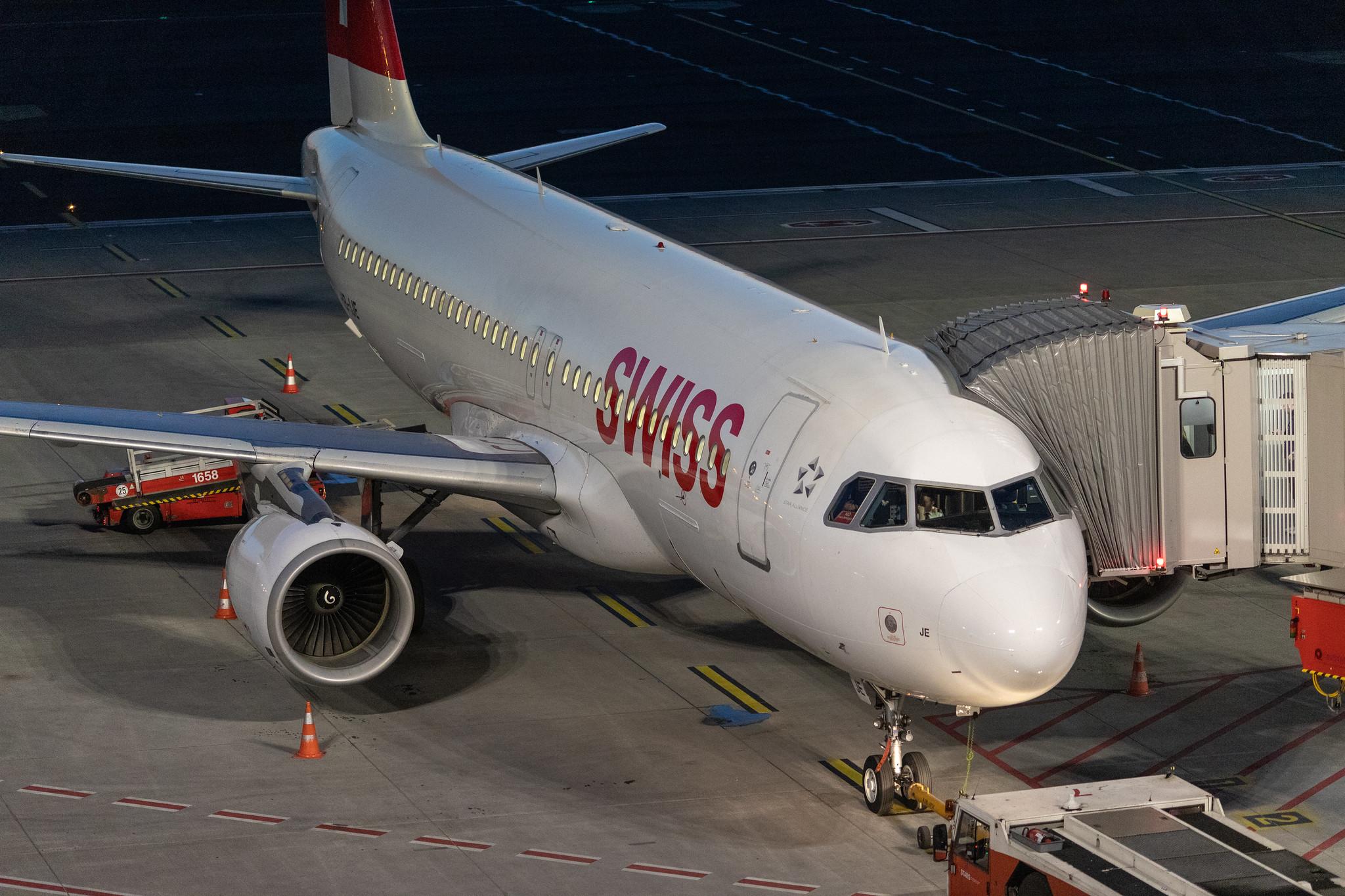 Hamburg Airport: Swiss (LX / SWR) |  Airbus A320-214 A320 | HB-IJE | MSN 0559