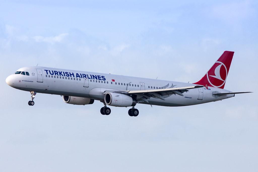 Hamburg Airport: Turkish Airlines Airbus A321-231 A321 TC-JRM