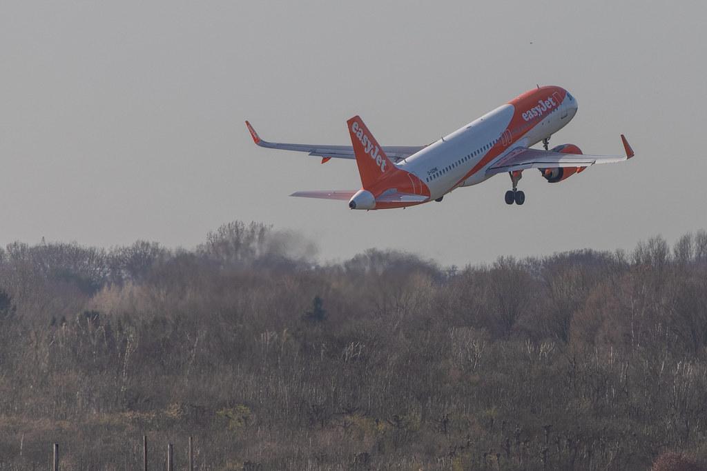 Hamburg Airport: easyJet Airbus A320-251N A20N G-UZHK