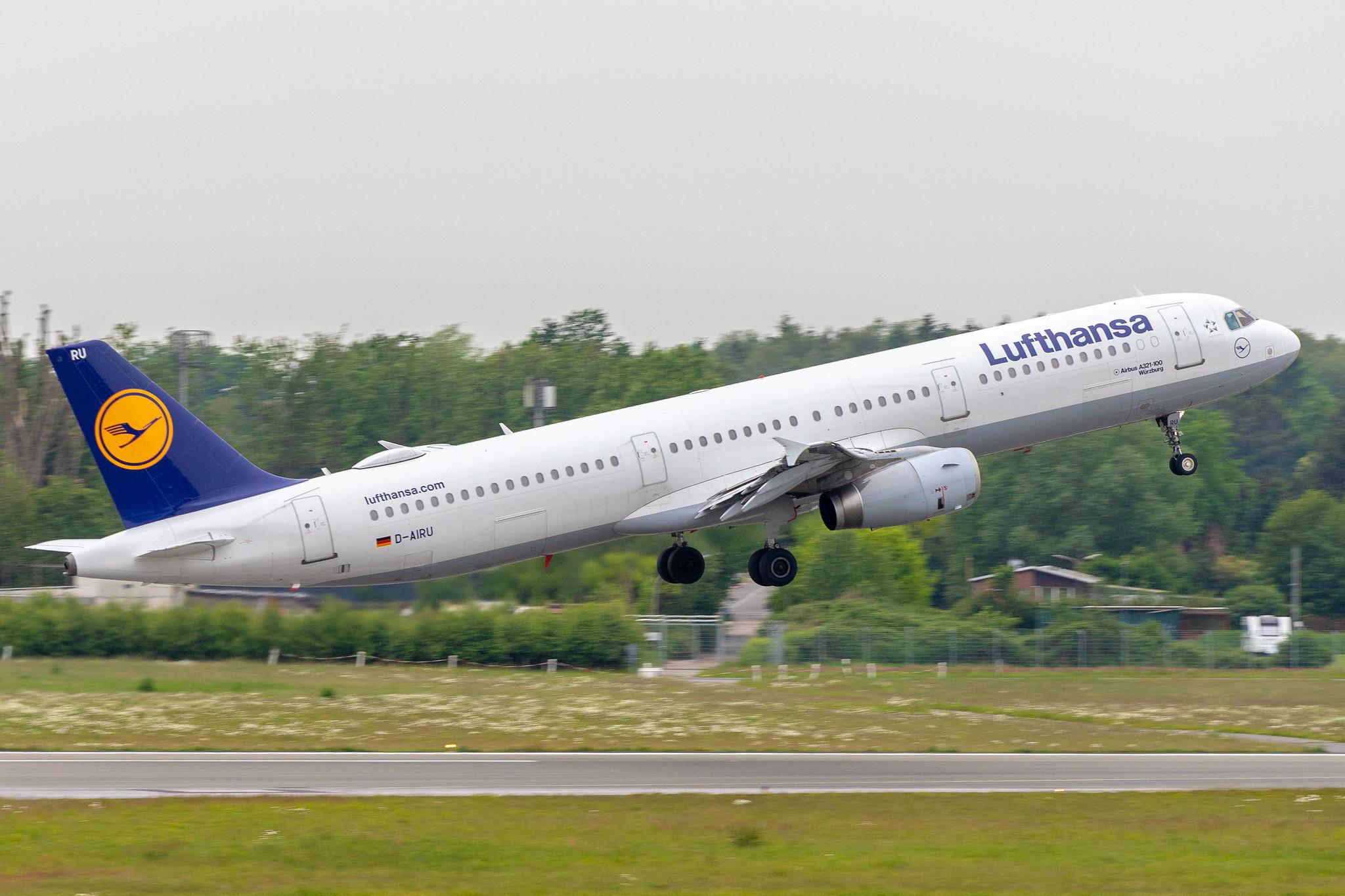 Hamburg Airport: Lufthansa (LH / DLH) |  Airbus A321-131 A321 | D-AIRU | MSN 0692