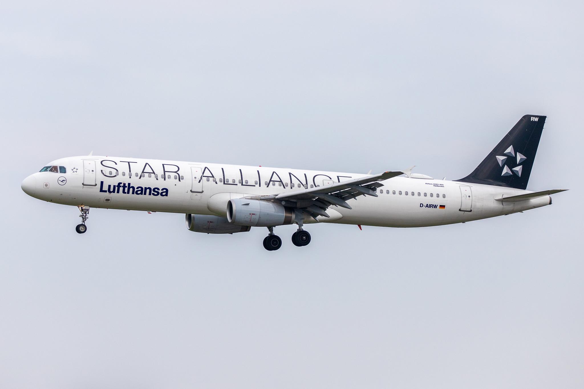 Hamburg Airport: Lufthansa (LH / DLH) |  Livery: Star Alliance Livery |  Airbus A321-131 A321 | D-AIRW | MSN 0699