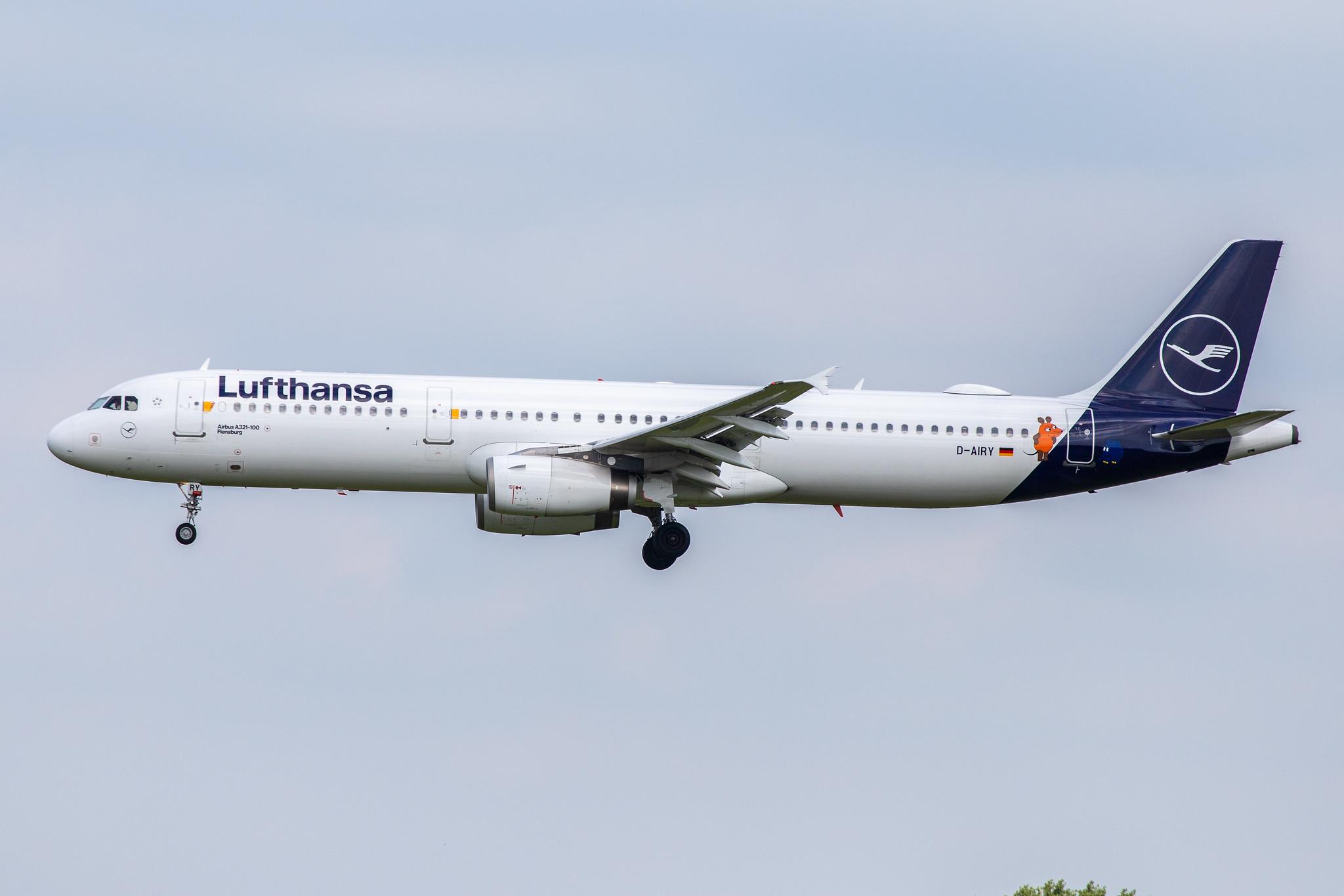 Hamburg Airport: Lufthansa (LH / DLH) | Livery: Die Maus Sticker | Airbus A321-131 A321 | D-AIRY | MSN 0901