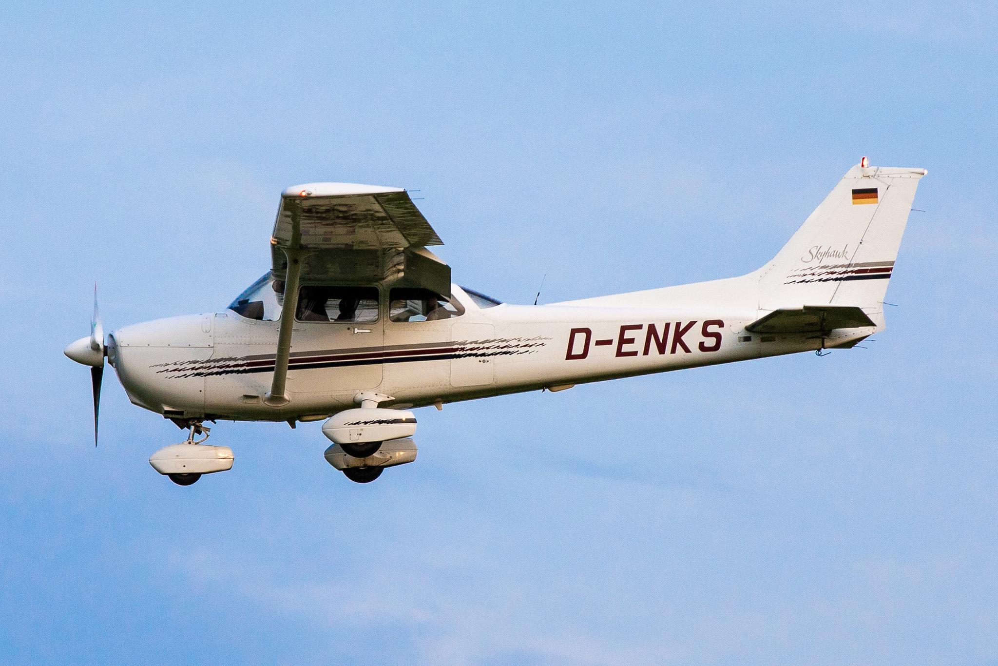 Hamburg Airport: Hanseatischer Fliegerclub Hamburg |  Cessna 172R C172 | D-ENKS | MSN 172-80136