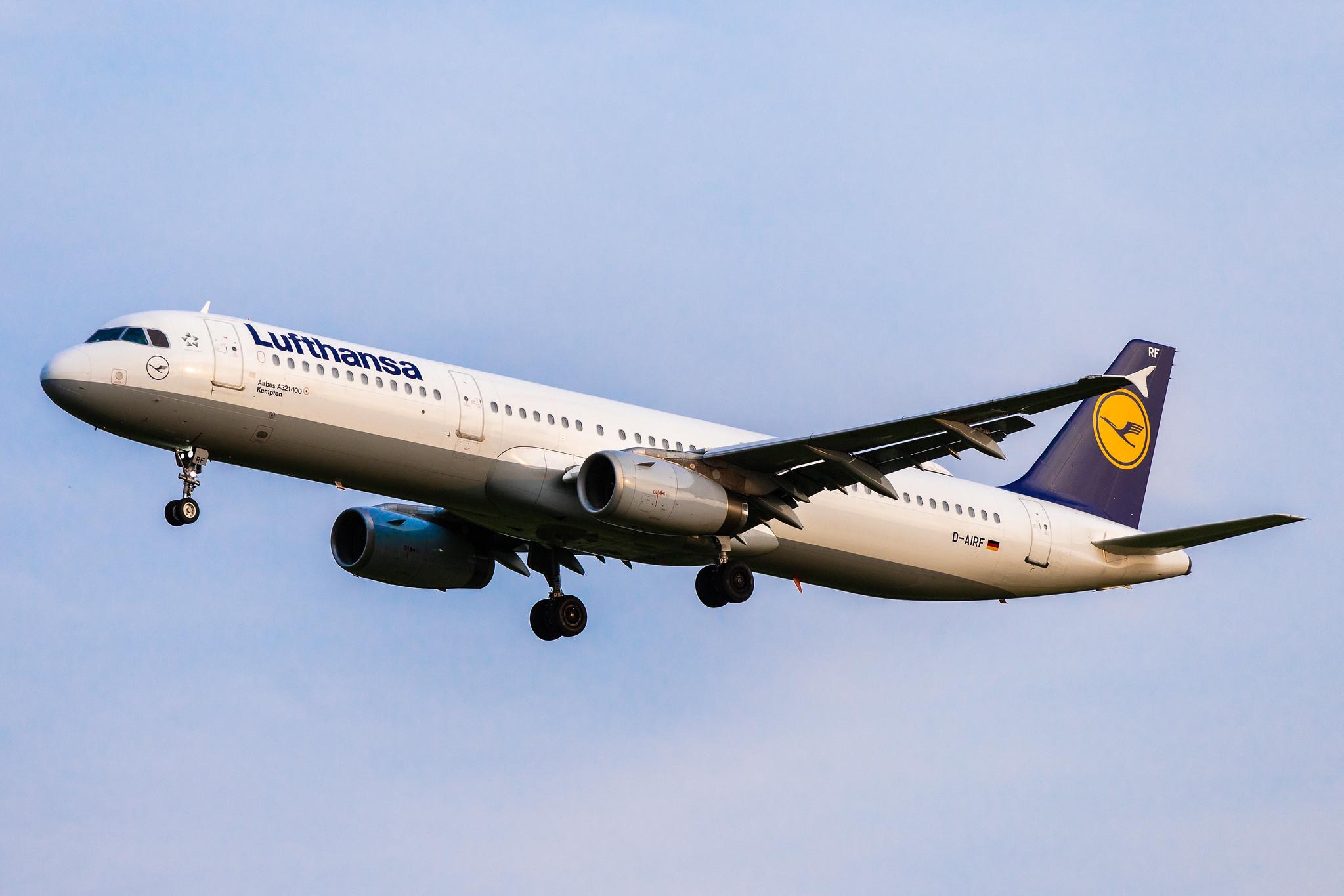 Hamburg Airport: Lufthansa (LH / DLH) |  Airbus A321-131 A321 | D-AIRF | MSN 0493