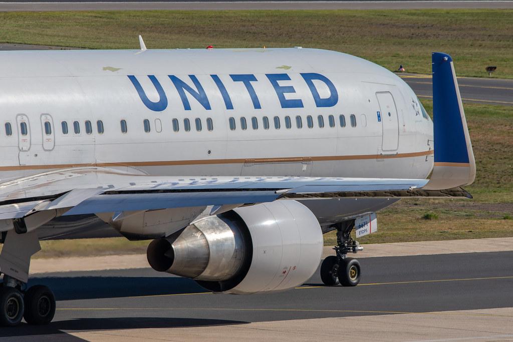 Flughafen Berlin Tegel (TXL): United Airlines (UA / UAL) |  Boeing 767-322(ER) B763 | N671UA | MSN 30026
