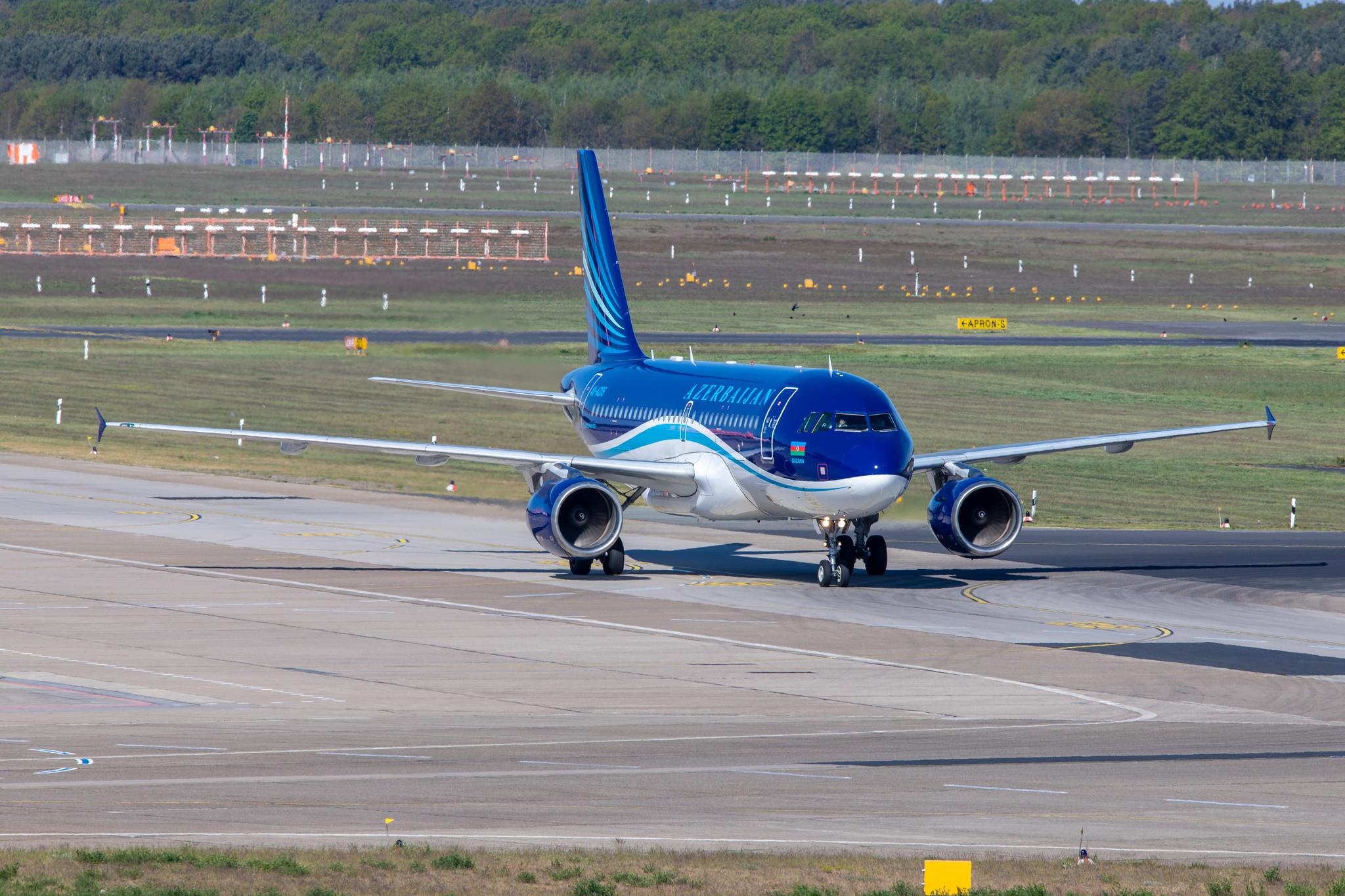 Flughafen Berlin Tegel (TXL): Azerbaijan Airlines Airbus A319-111 A319 4K-AZ05 MSN 2788