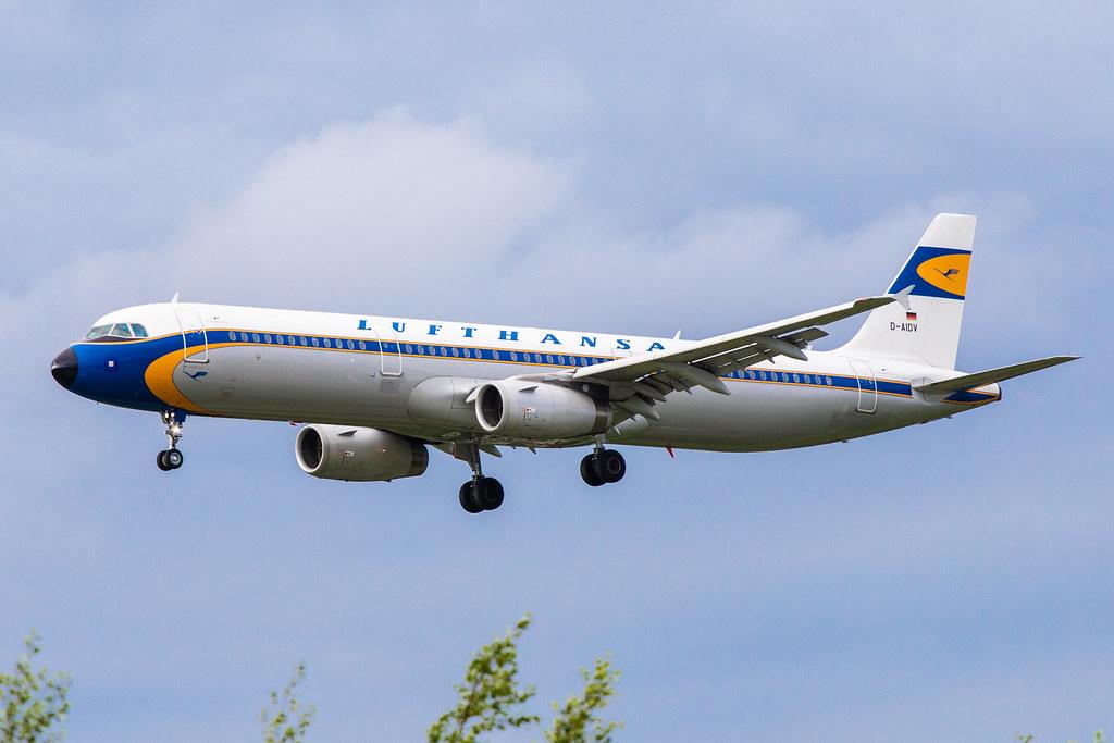 Hamburg Airport: Lufthansa (LH / DLH) |  Livery: Retro livery |  Airbus A321-231 A321 | D-AIDV | MSN 5413