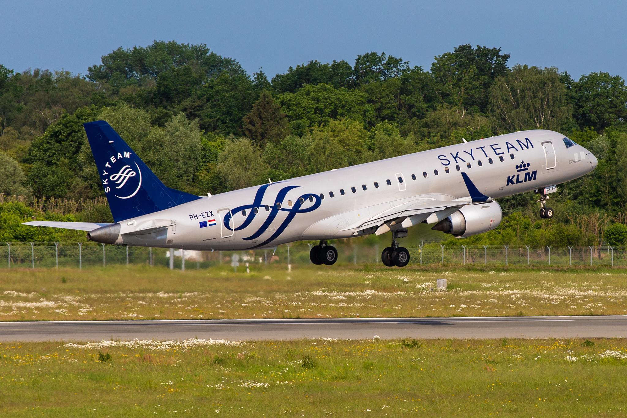 Hamburg Airport: KLM (KL / KLM) |  Livery: SkyTeam Livery | Operator: KLM Cityhopper |  Embraer E190STD E190 | PH-EZX | MSN 19000545