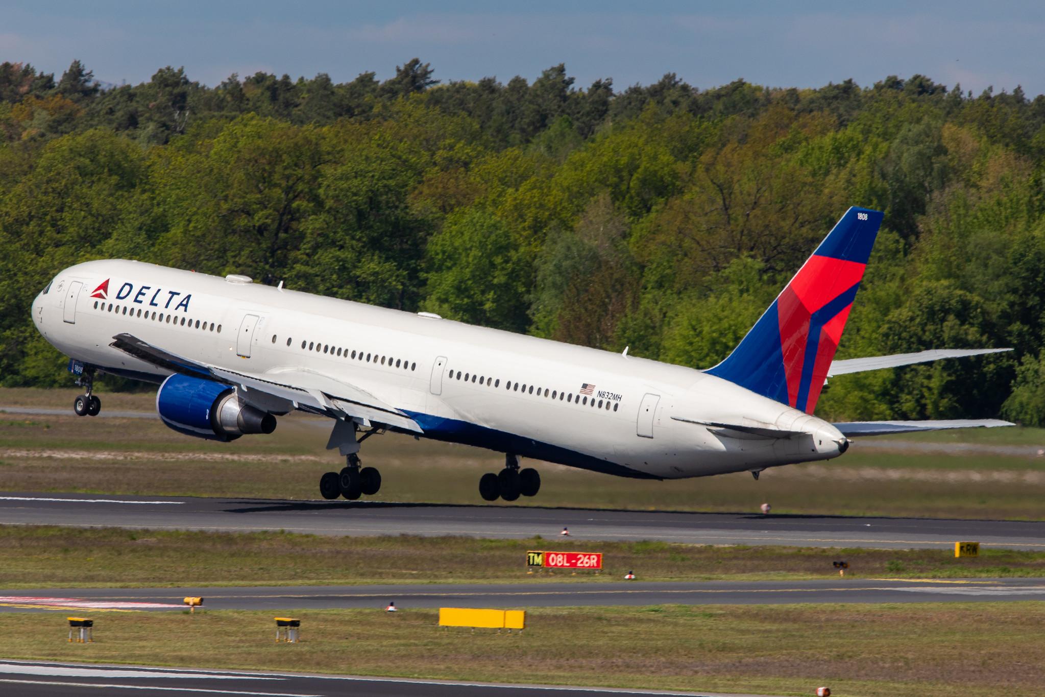 Flughafen Berlin Tegel (TXL): Delta Air Lines (DL / DAL) |  Boeing 767-432(ER) B764 | N832MH | MSN 29704