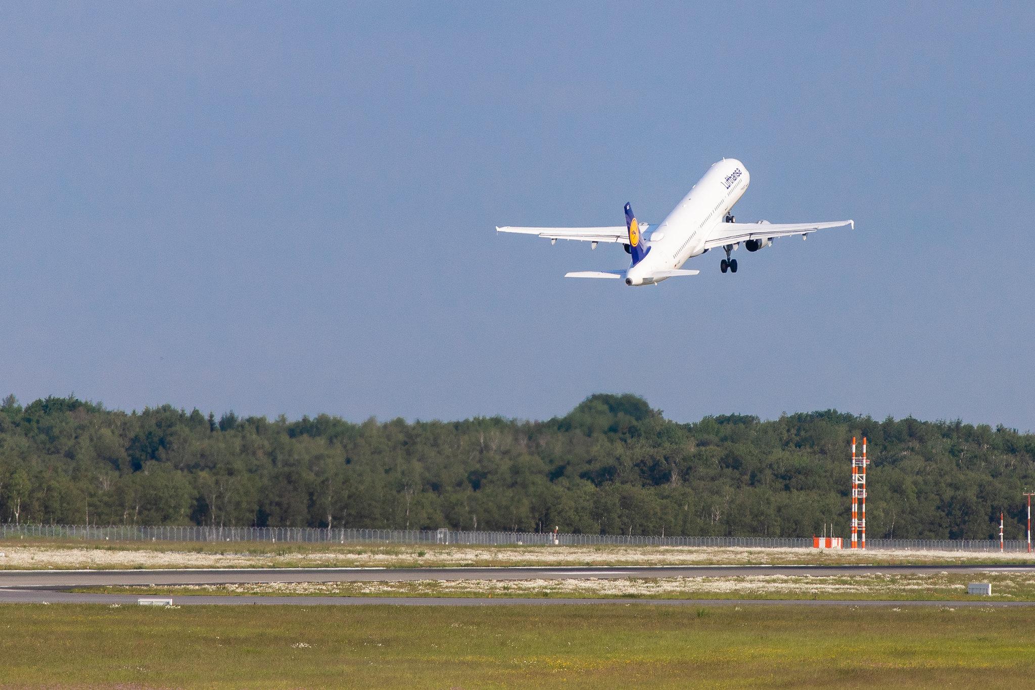 Hamburg Airport: Lufthansa (LH / DLH) |  Airbus A321-131 A321 | D-AIRE | MSN 0484