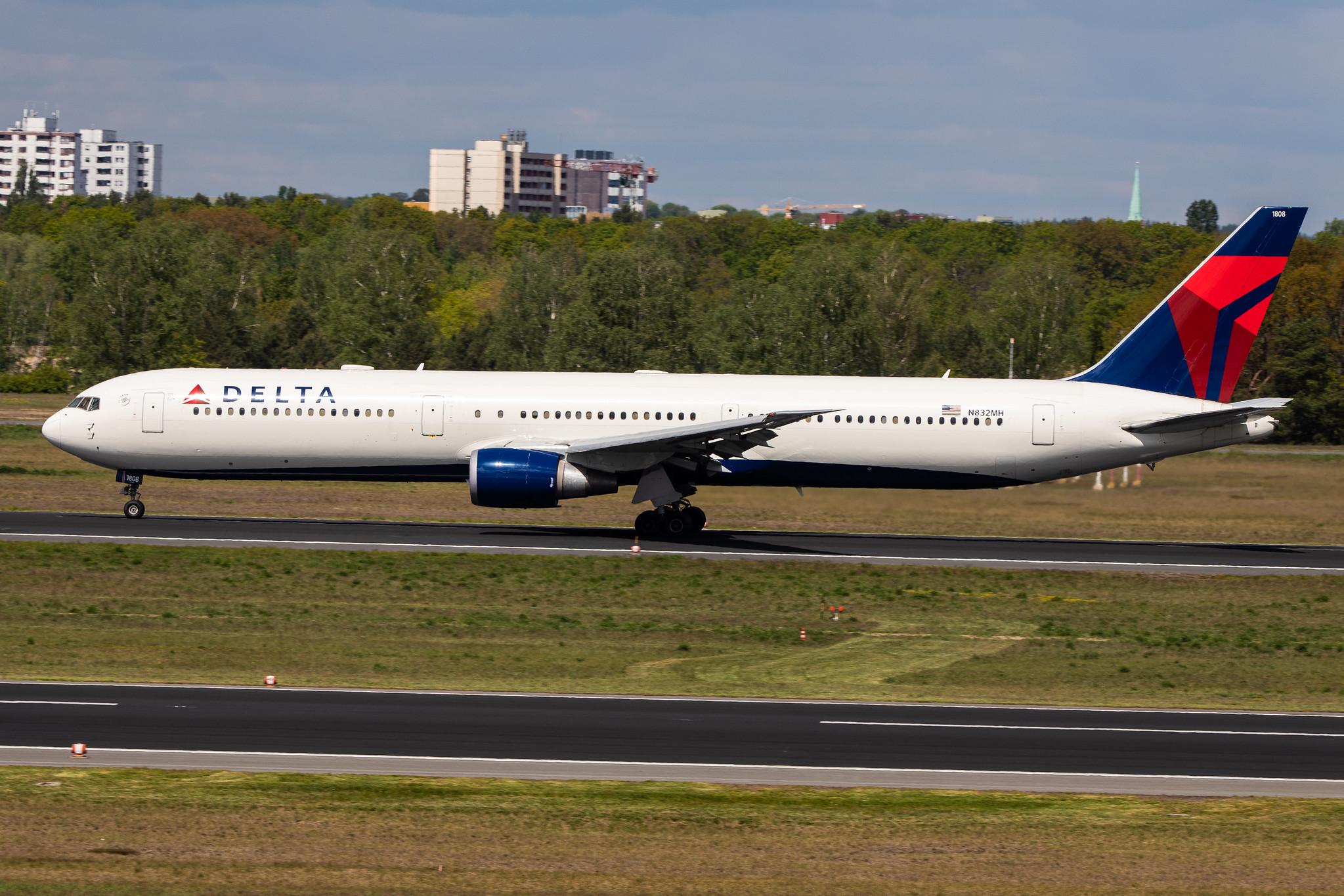 Flughafen Berlin Tegel (TXL): Delta Air Lines (DL / DAL) |  Boeing 767-432(ER) B764 | N832MH | MSN 29704