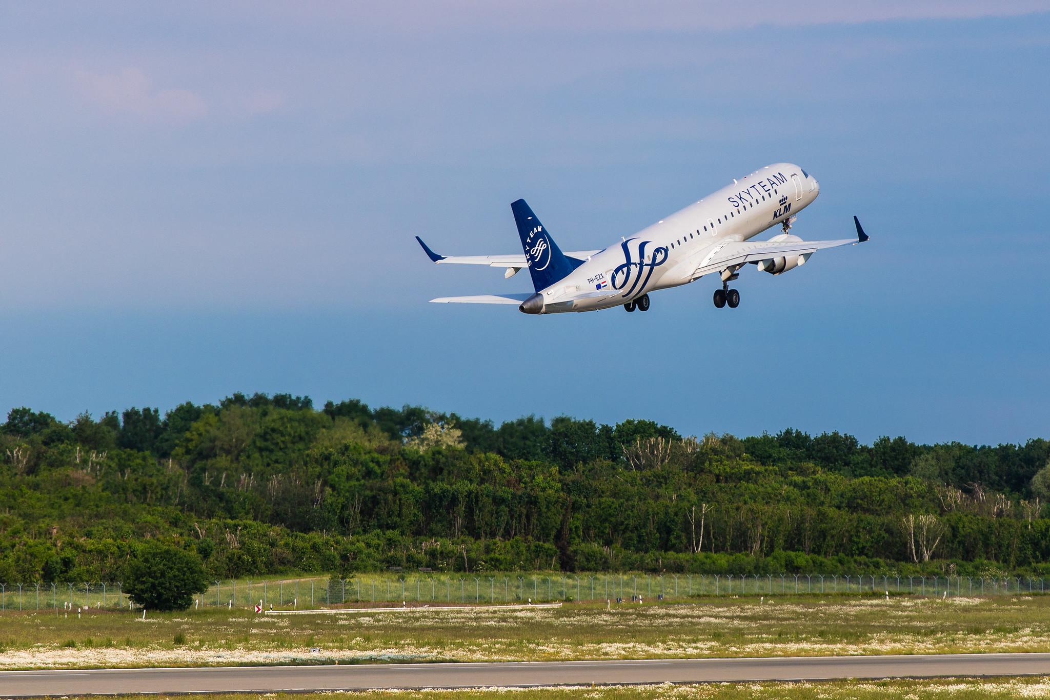 Hamburg Airport: KLM (KL / KLM) |  Livery: SkyTeam Livery | Operator: KLM Cityhopper |  Embraer E190STD E190 | PH-EZX | MSN 19000545