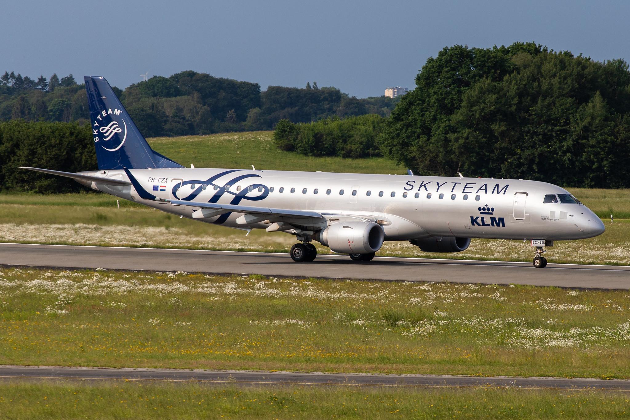 Hamburg Airport: KLM (KL / KLM) |  Livery: SkyTeam Livery | Operator: KLM Cityhopper |  Embraer E190STD E190 | PH-EZX | MSN 19000545
