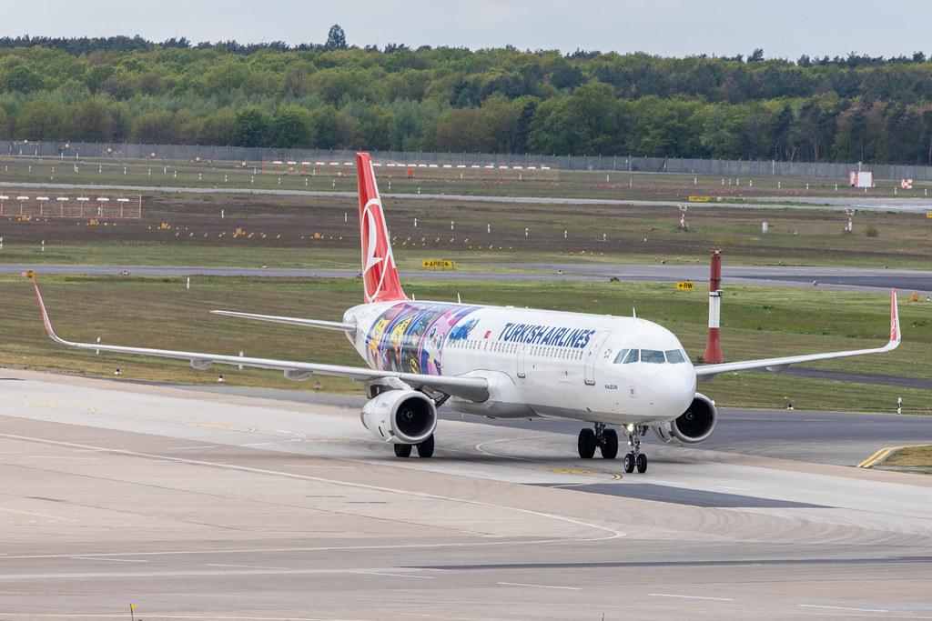 Flughafen Berlin Tegel (TXL): Turkish Airlines (TK / THY) | Livery: Lego Livery |  Airbus A321-231 A321 | TC-JSU | MSN 6709