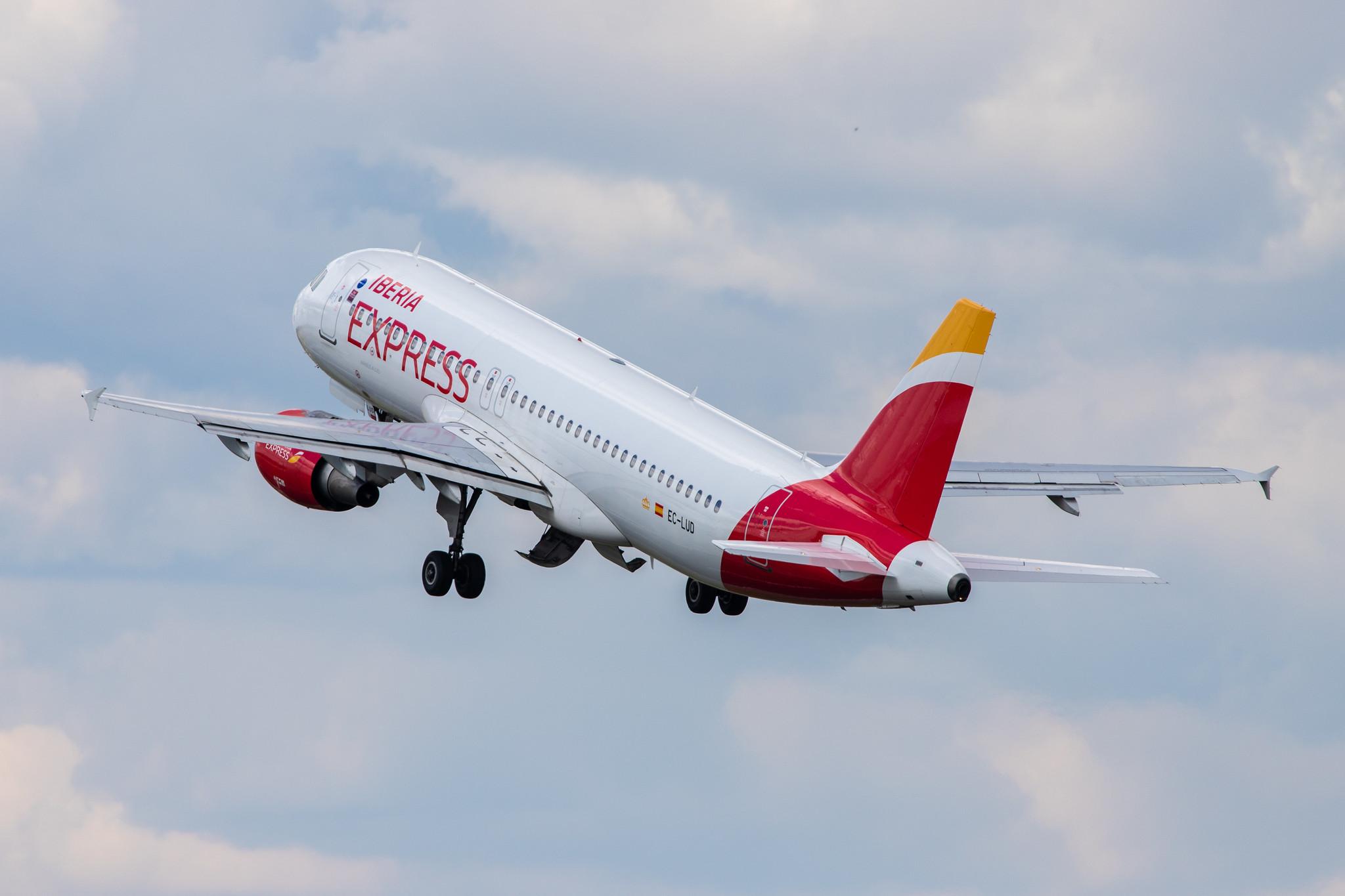 Flughafen Berlin Tegel (TXL): Iberia Express (I2 / IBS) |  Airbus A320-214 A320 | EC-LUD | MSN 1067