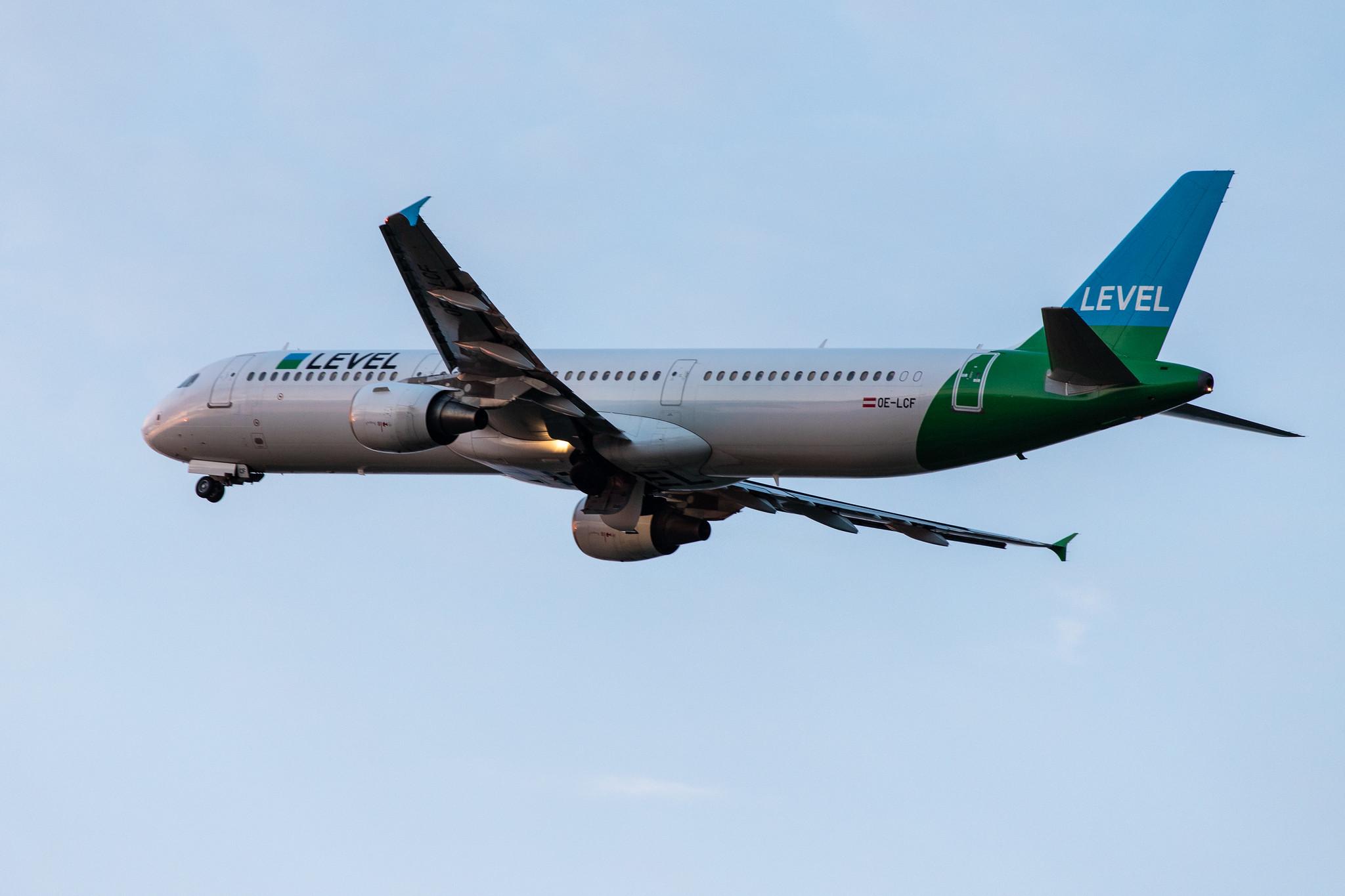 Hamburg Airport: LEVEL (VK / FOO) |  Airbus A321-211 A321 | OE-LCF | MSN 1966