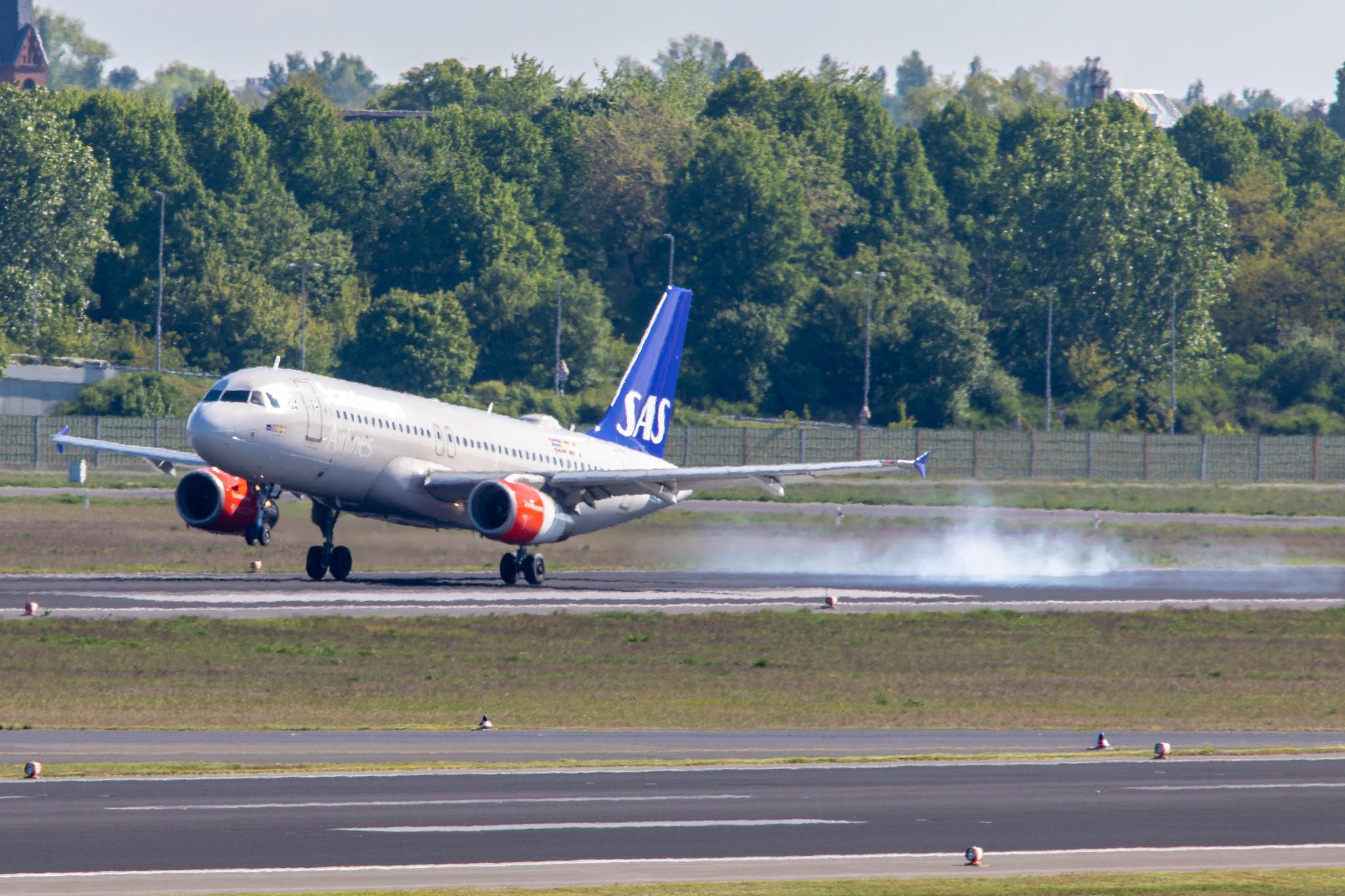 Flughafen Berlin Tegel (TXL): SAS (SK / SAS) |  Airbus A320-232 A320 | OY-KAN | MSN 2958