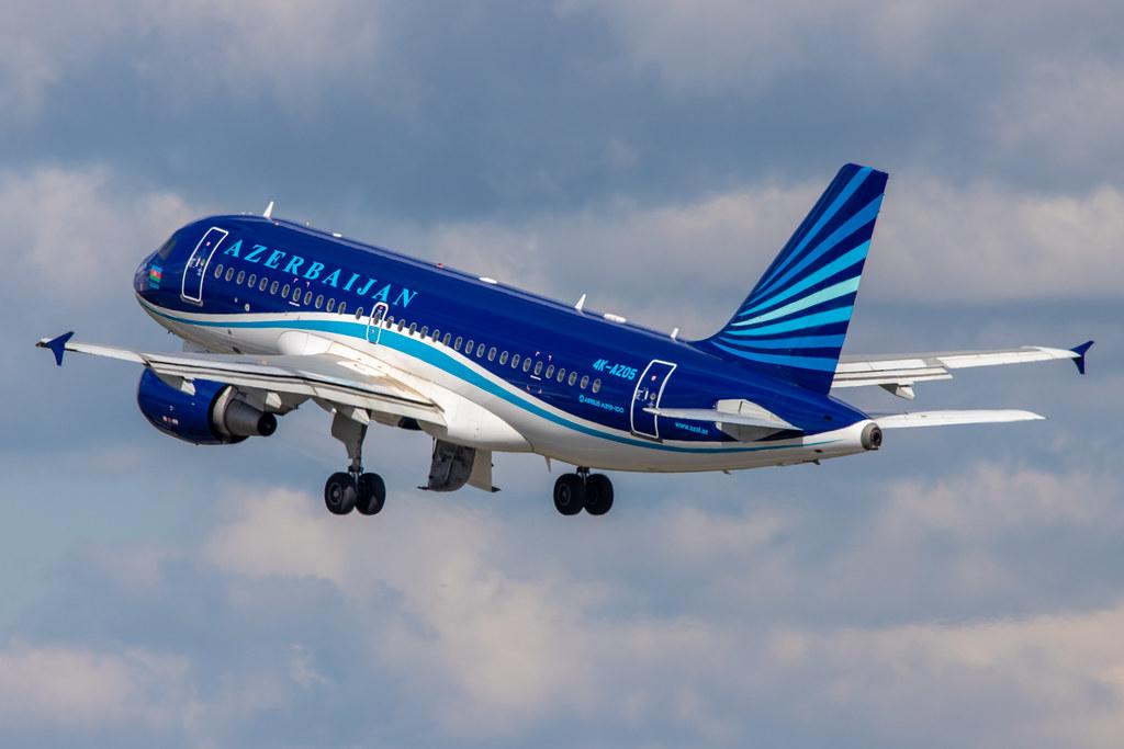Flughafen Berlin Tegel (TXL): Azerbaijan Airlines Airbus A319-111 A319 4K-AZ05 MSN 2788