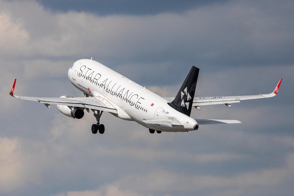 Flughafen Berlin Tegel (TXL): Turkish Airlines (TK / THY) |  Livery: Star Alliance Livery |  Airbus A320-232 A320 | TC-JPP | MSN 3603