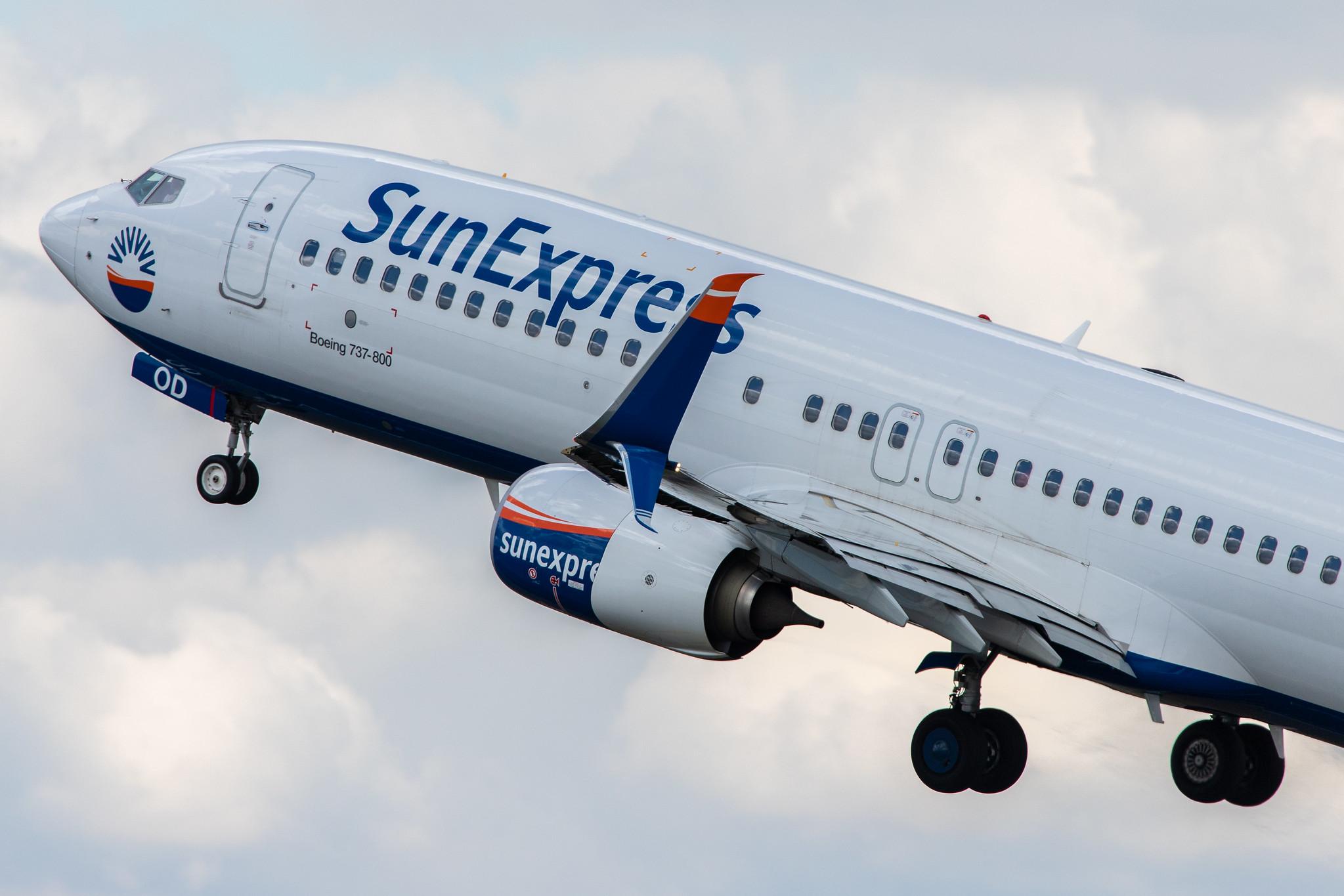 Flughafen Berlin Tegel (TXL): SunExpress Boeing 737-8HC B738 TC-SOD MSN 61176