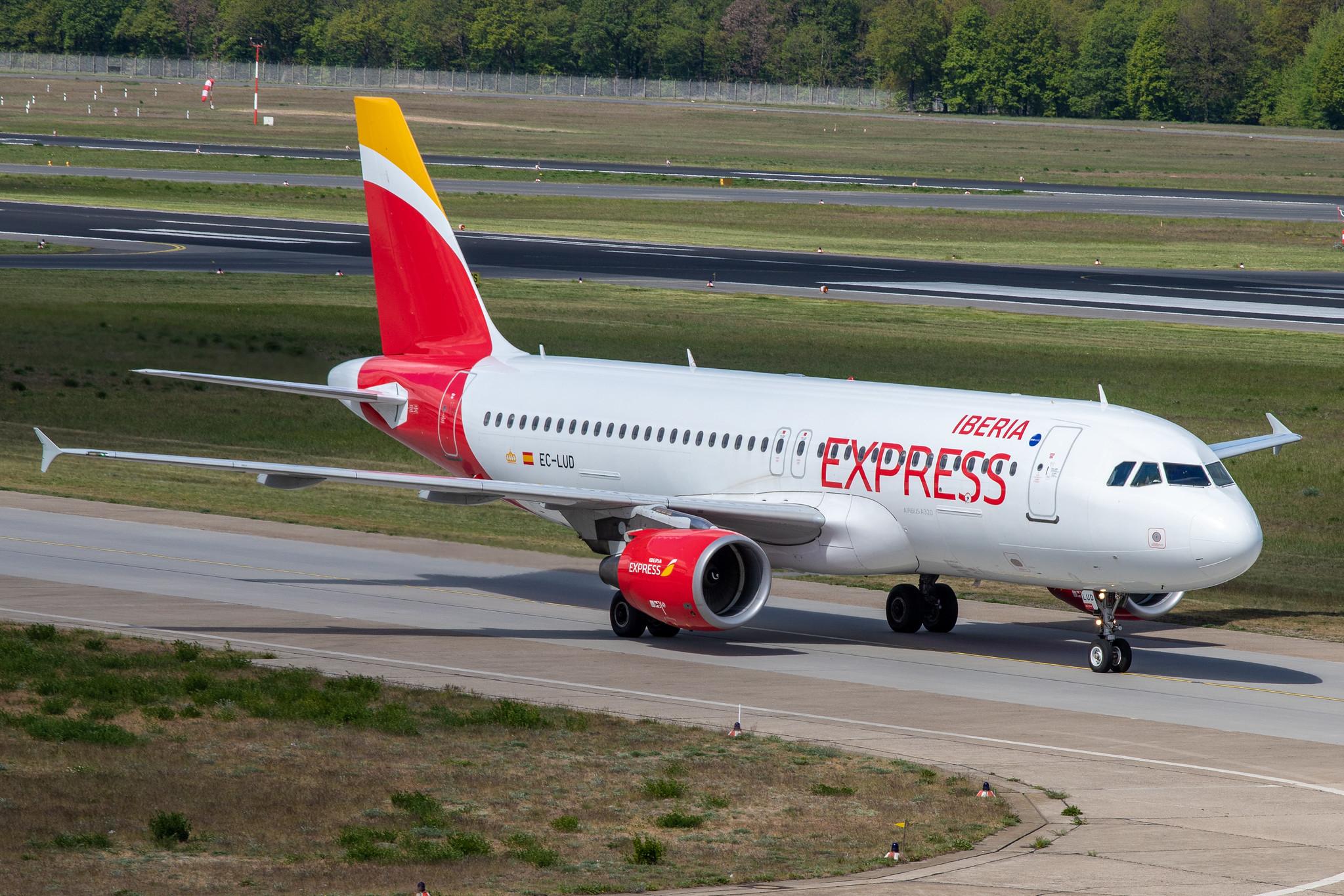 Flughafen Berlin Tegel (TXL): Iberia Express Airbus A320-214 A320 EC-LUD MSN 1067