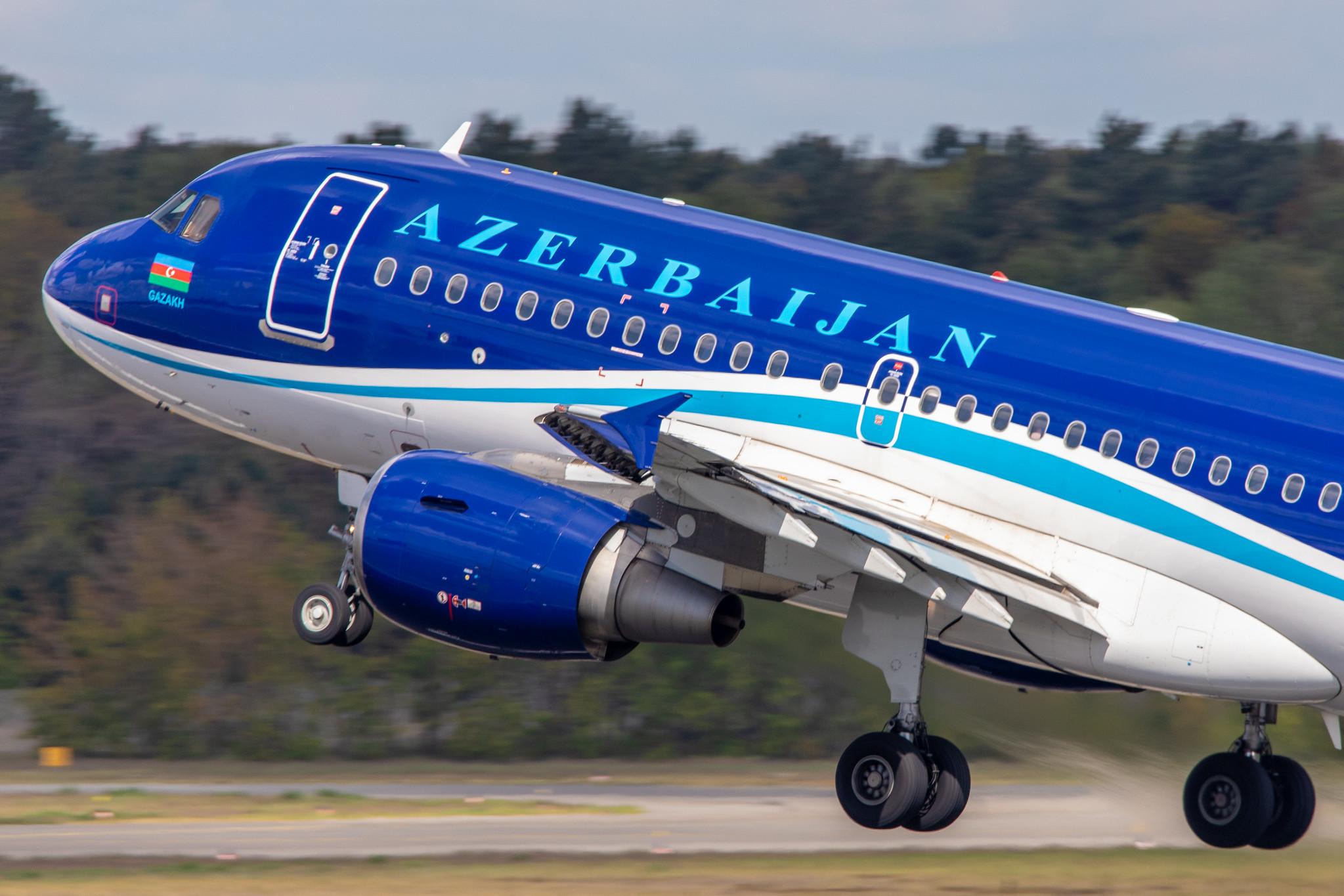 Flughafen Berlin Tegel (TXL): Azerbaijan Airlines Airbus A319-111 A319 4K-AZ05 MSN 2788