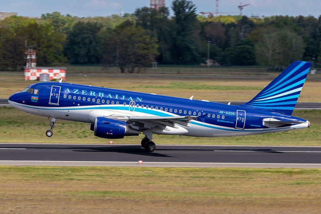 Flughafen Berlin Tegel (TXL): Azerbaijan Airlines Airbus A319-111 A319 4K-AZ05 MSN 2788