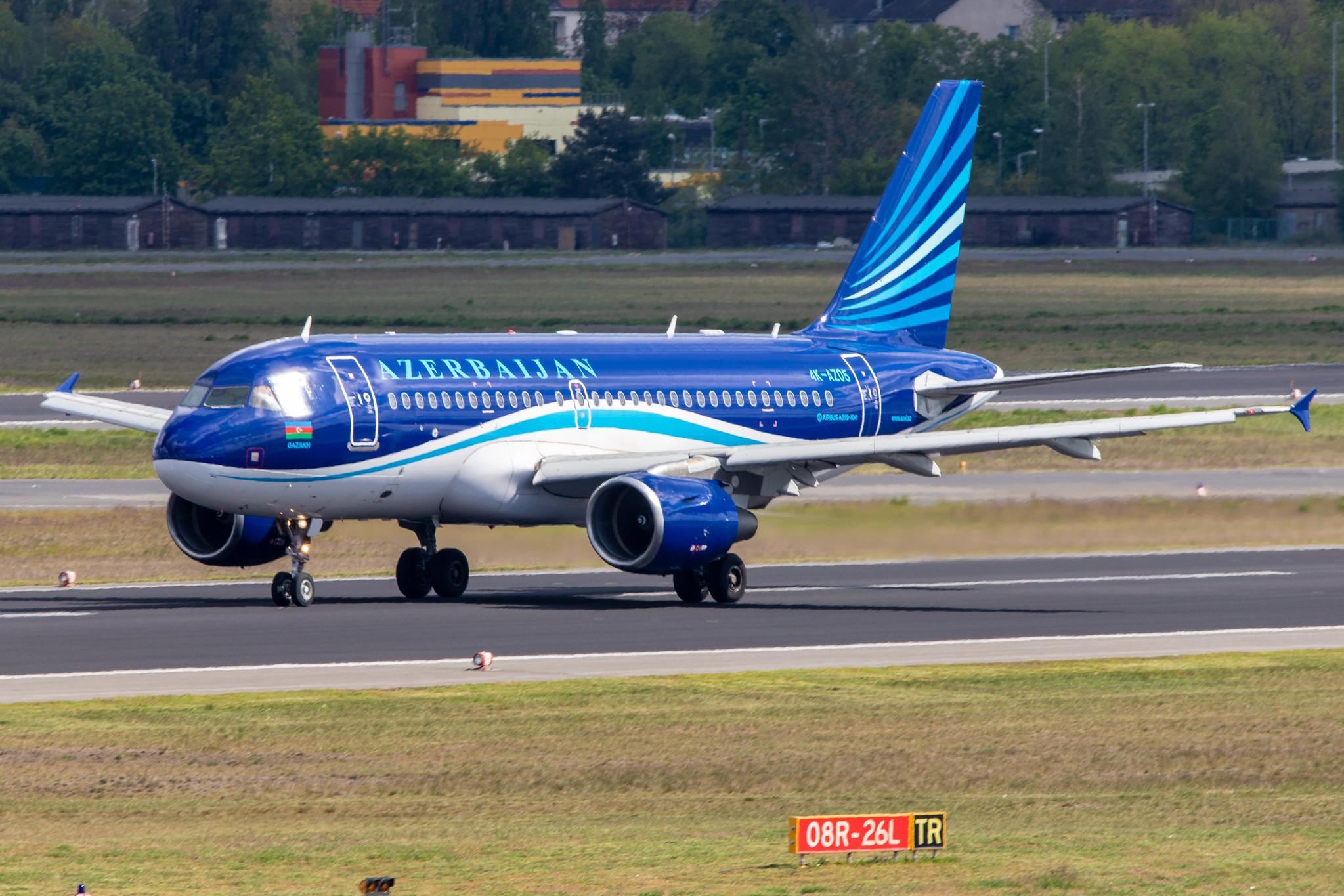 Flughafen Berlin Tegel (TXL): Azerbaijan Airlines Airbus A319-111 A319 4K-AZ05 MSN 2788